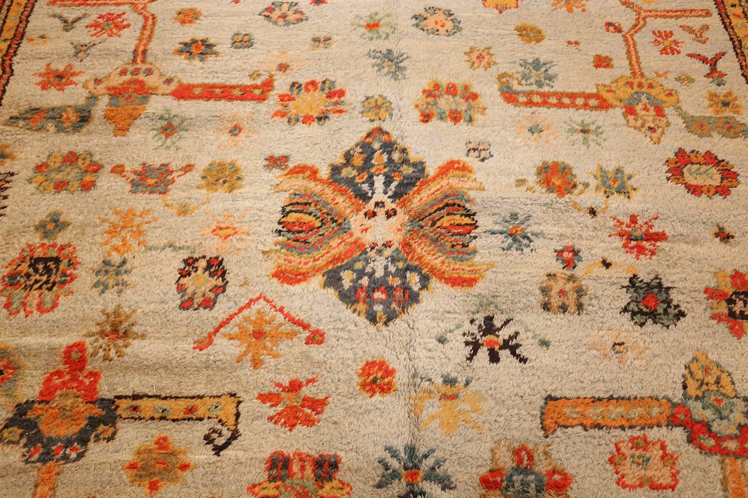 Antique Turkish Oushak Rug. Size: 8 ft 4 in x 17 ft 3 in  In Excellent Condition For Sale In New York, NY