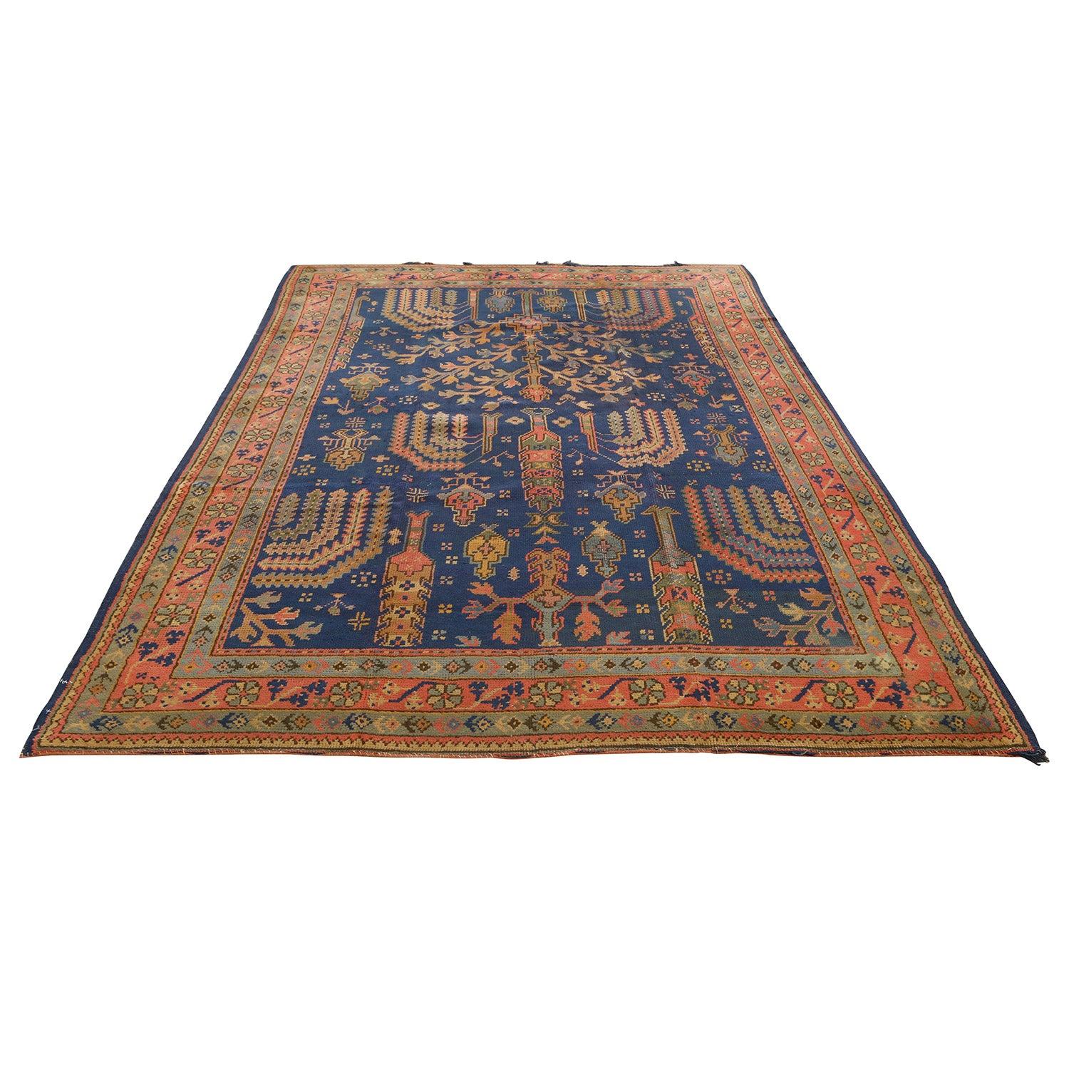 Les tapis Oushak, également connus sous le nom de tapis Ushak, sont un type de tapis turc originaire de la ville d'Oushak (également orthographiée Ushak), dans l'ouest de la Turquie. Ces tapis sont très prisés pour leurs designs distinctifs, leur