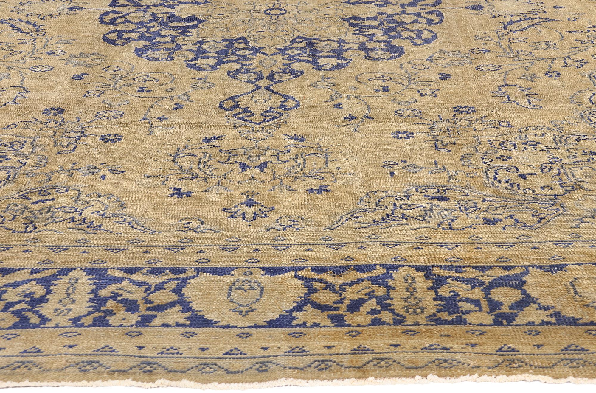 Alfombra Oushak Turca Antigua de 1920 con Estilo Tradicional en venta 1