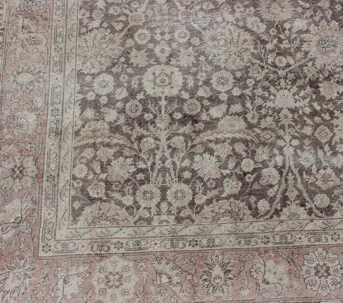Antiker türkischer Oushak-Teppich mit All-Over-Blumenmuster in Erdtönen im Angebot 6
