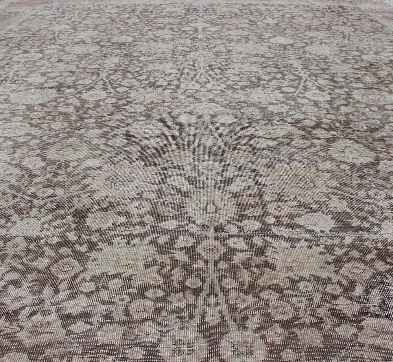 Antiker türkischer Oushak-Teppich mit All-Over-Blumenmuster in Erdtönen im Angebot 1