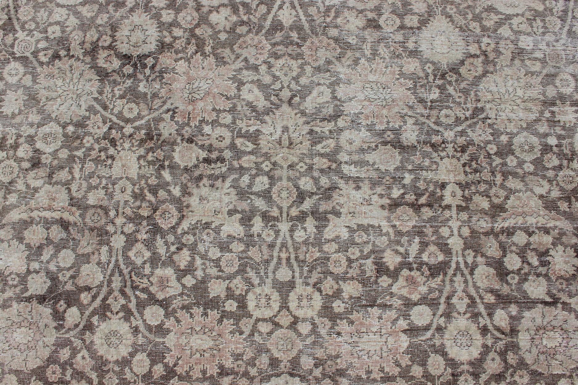 Antiker türkischer Oushak-Teppich mit All-Over-Blumenmuster in Erdtönen im Angebot 2