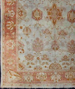 Antiker türkischer Oushak-Teppich mit All-Over-Design in Elfenbein und KorallenSalmon