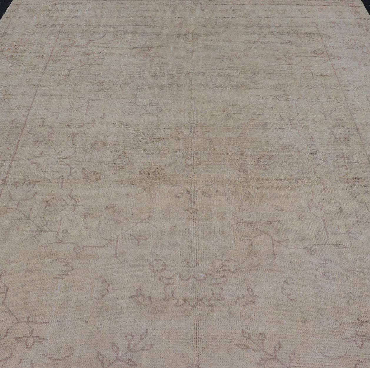 Turc Tapis turc ancien Oushak au design blanc et sourd en vente