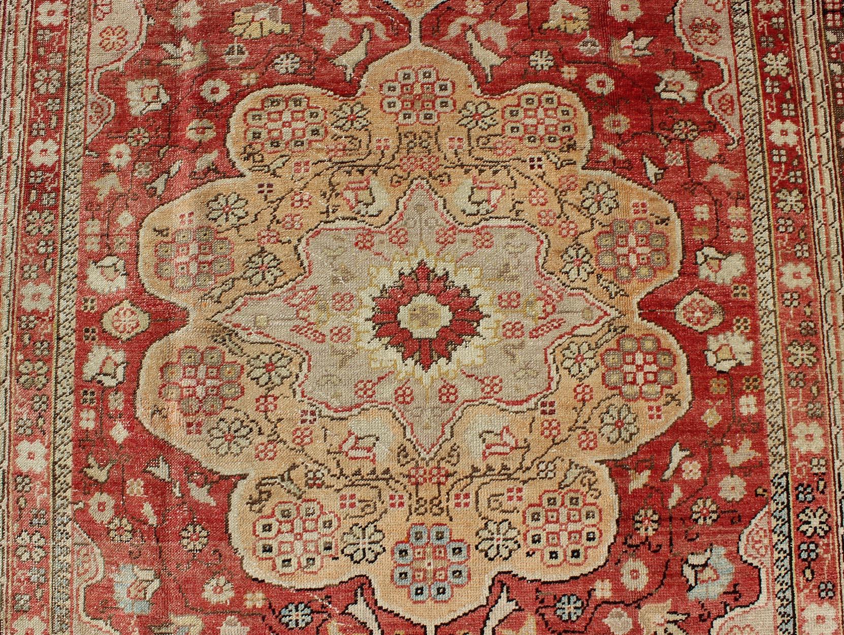 Antico tappeto turco Oushak con campo rosso corallo e medaglione oro pallido in vendita 1