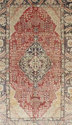 Antiker türkischer Oushak-Teppich in Dunkelrosa und Anthrazit mit elfenbeinfarbenem Medaillon