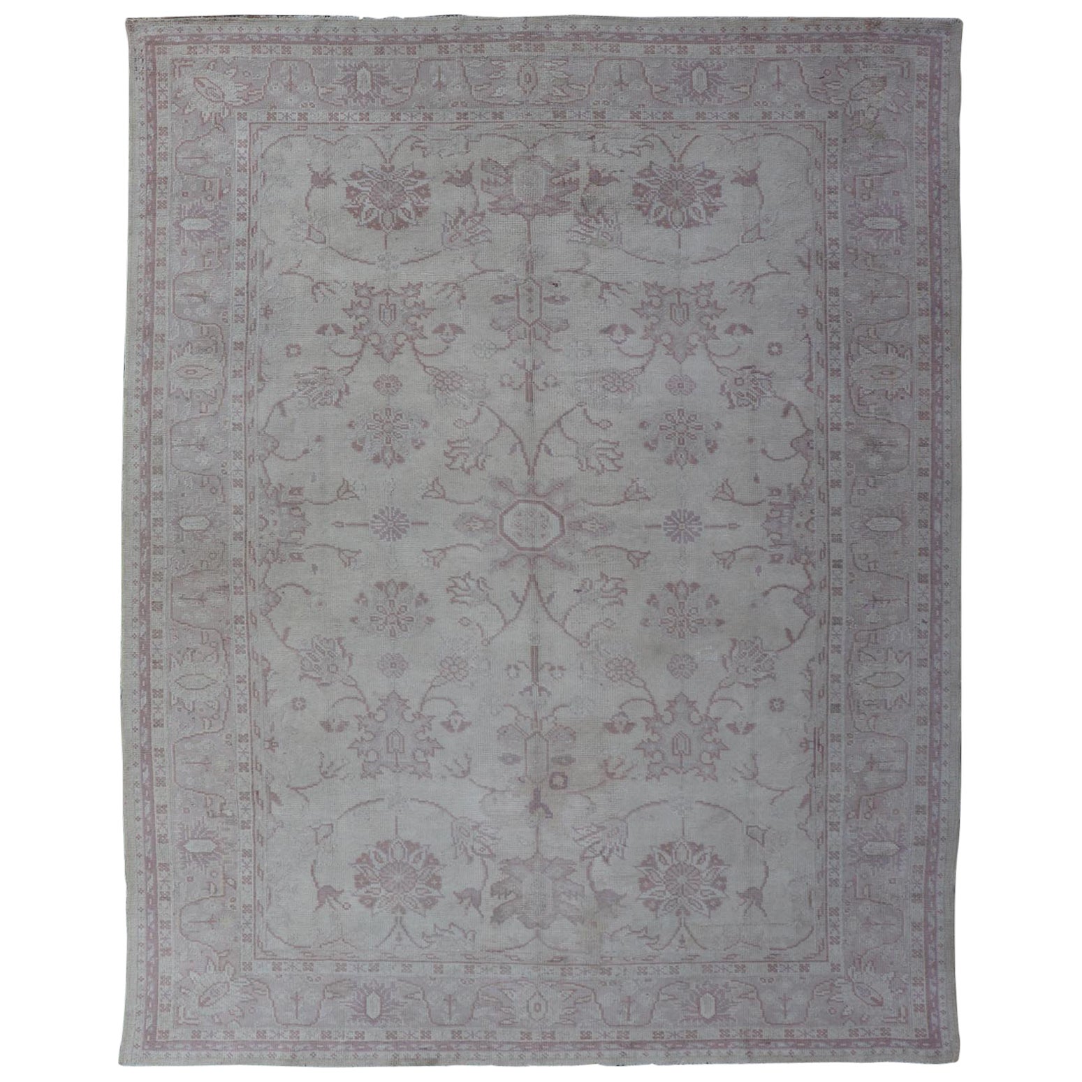 Tappeto antico turco Oushak con motivi floreali nei colori crema e neutri