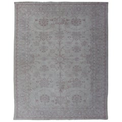 Tappeto antico turco Oushak con motivi floreali nei colori crema e neutri