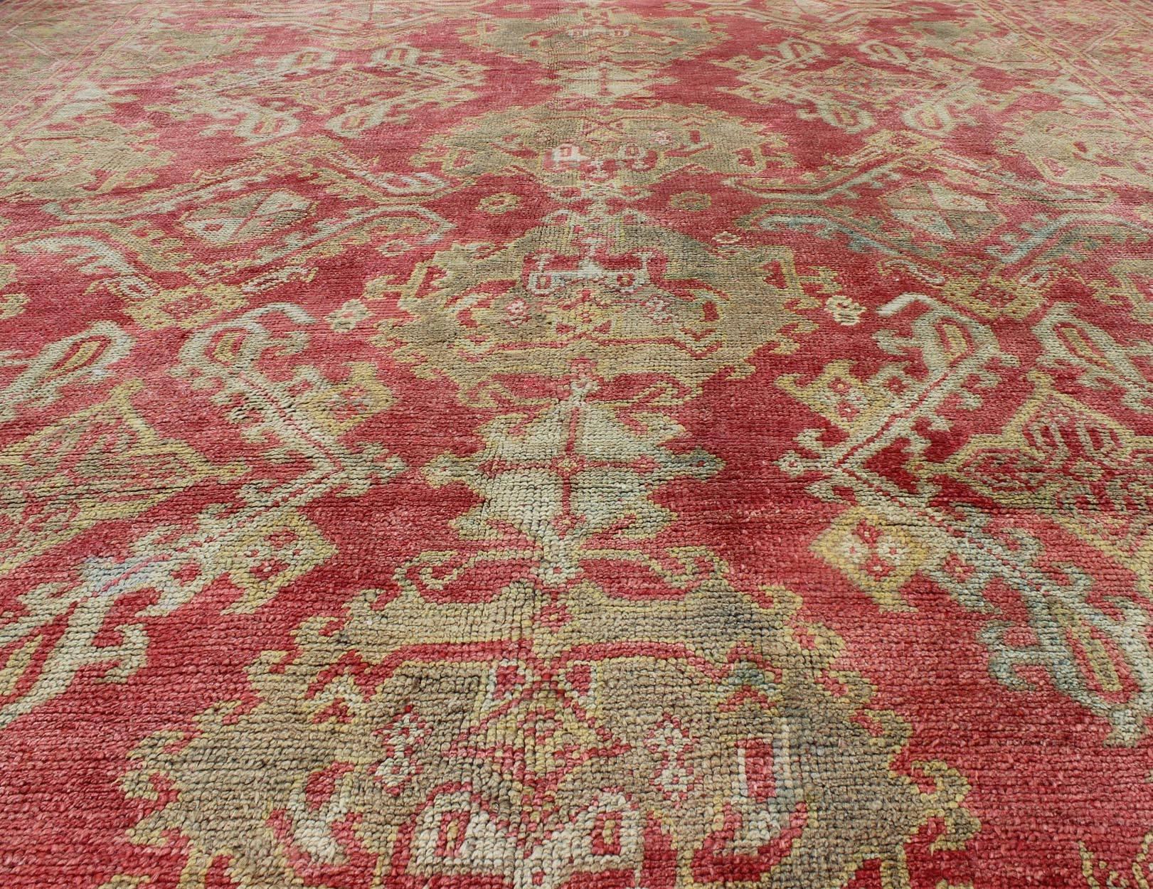 Antiker türkischer Oushak-Teppich mit schwebendem Diamanten und geometrischem Design (20. Jahrhundert) im Angebot