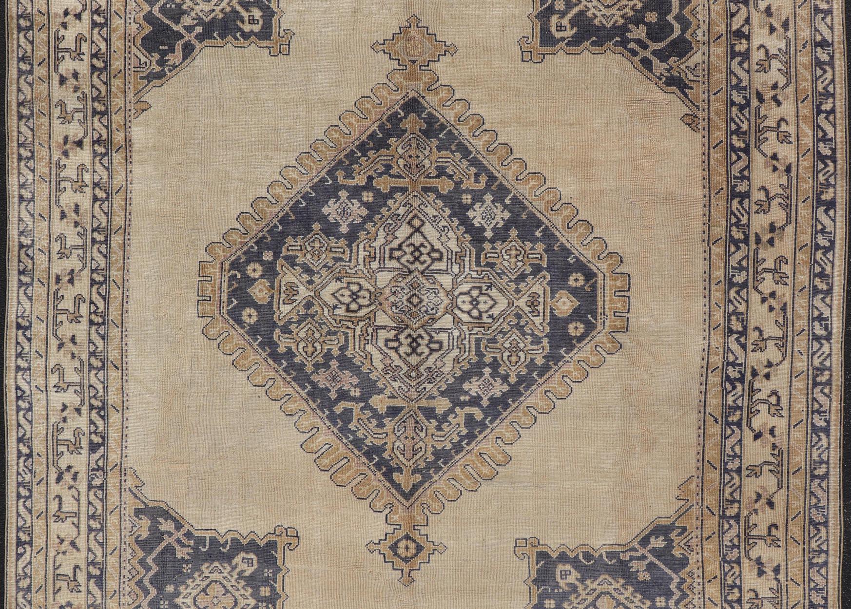 Antiker türkischer Oushak-Teppich mit elfenbeinfarbenem und tiefblauem Medaillon-Design 10'0 x 12'0 im Angebot 3