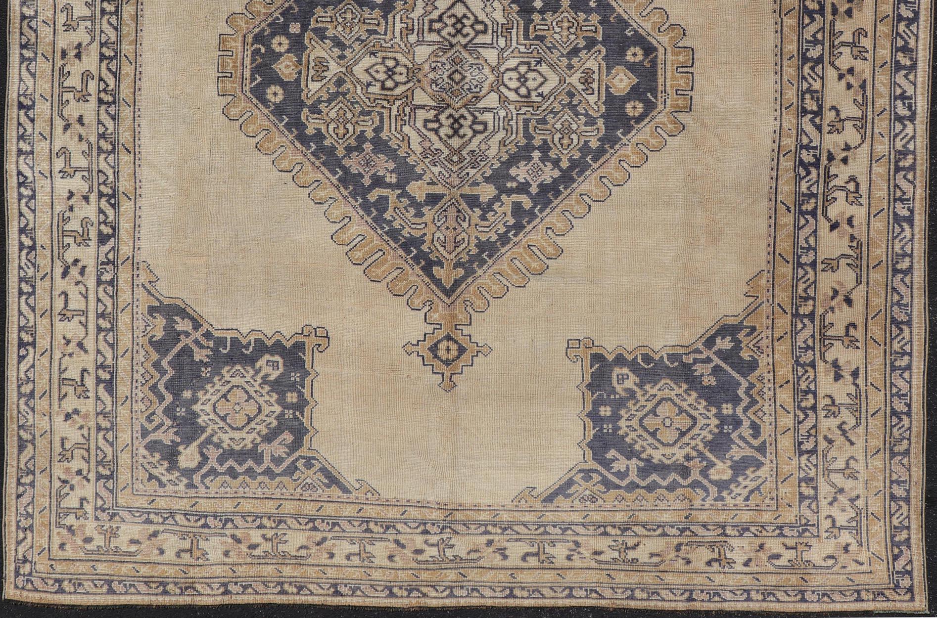Antiker türkischer Oushak-Teppich mit elfenbeinfarbenem und tiefblauem Medaillon-Design 10'0 x 12'0 im Angebot 4