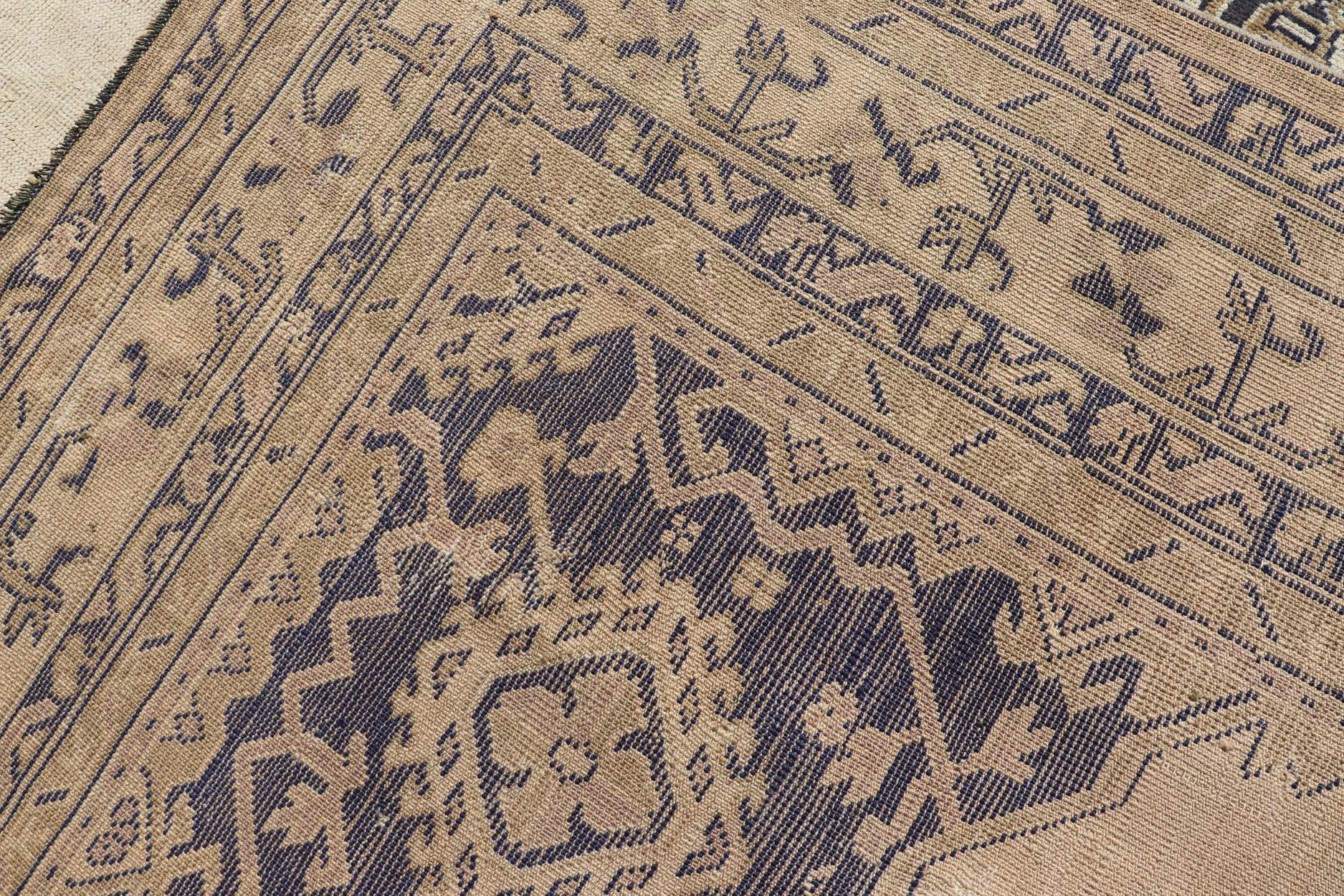 Antiker türkischer Oushak-Teppich mit elfenbeinfarbenem und tiefblauem Medaillon-Design 10'0 x 12'0 im Angebot 5