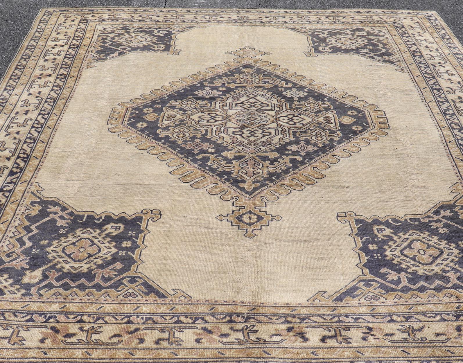 Antiker türkischer Oushak-Teppich mit elfenbeinfarbenem und tiefblauem Medaillon-Design 10'0 x 12'0 im Angebot 7