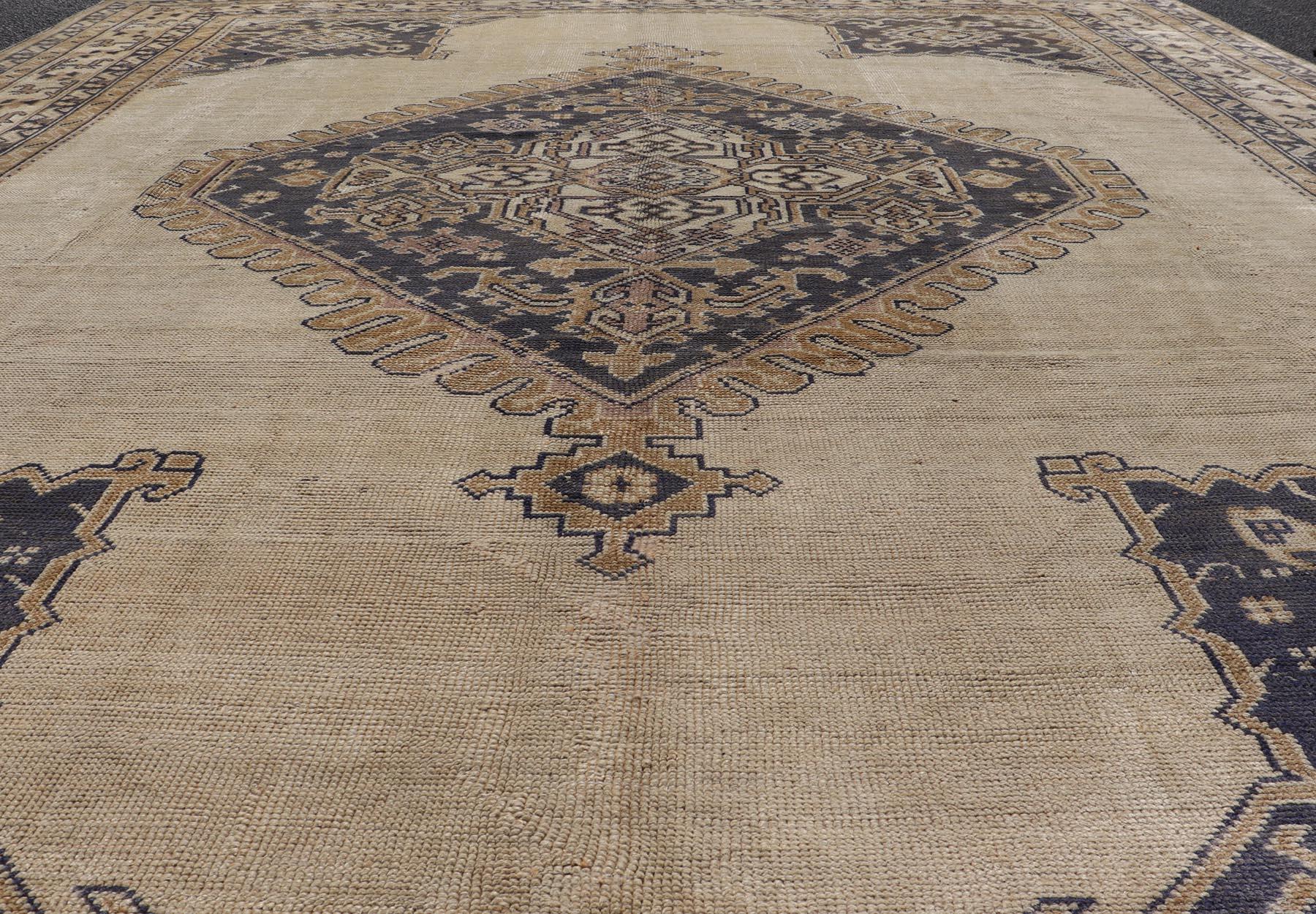 Maße: 10'0 x 12'0 
Antiker türkischer Oushak-Teppich mit elfenbeinfarbenem und tiefblauem Medaillon-Design 10'0 x 12'0. Keivan Woven Arts / Teppich/H8-1111, Herkunftsland / Art: Türkei / Oushak, um 1920.

Dieser antike türkische Oushak-Teppich zeigt