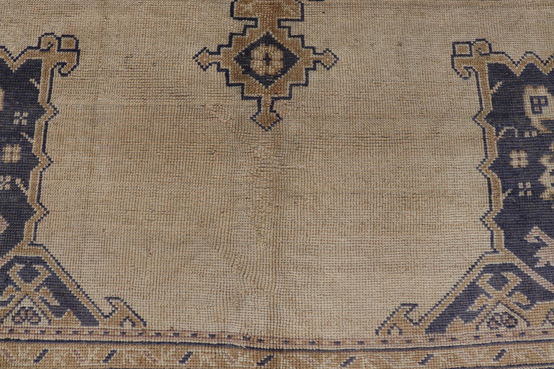 Antiker türkischer Oushak-Teppich mit elfenbeinfarbenem und tiefblauem Medaillon-Design 10'0 x 12'0 (Türkisch) im Angebot