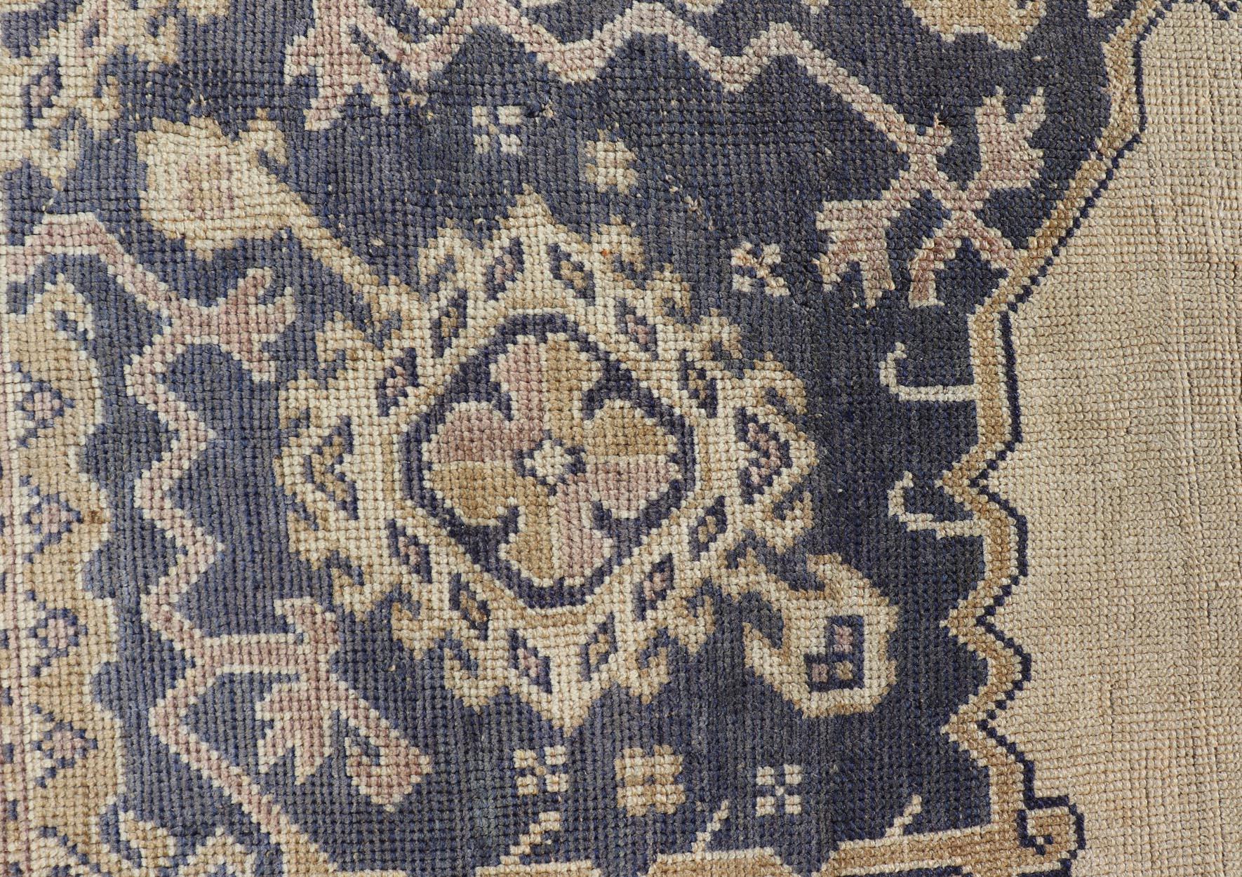 Antiker türkischer Oushak-Teppich mit elfenbeinfarbenem und tiefblauem Medaillon-Design 10'0 x 12'0 (Handgeknüpft) im Angebot