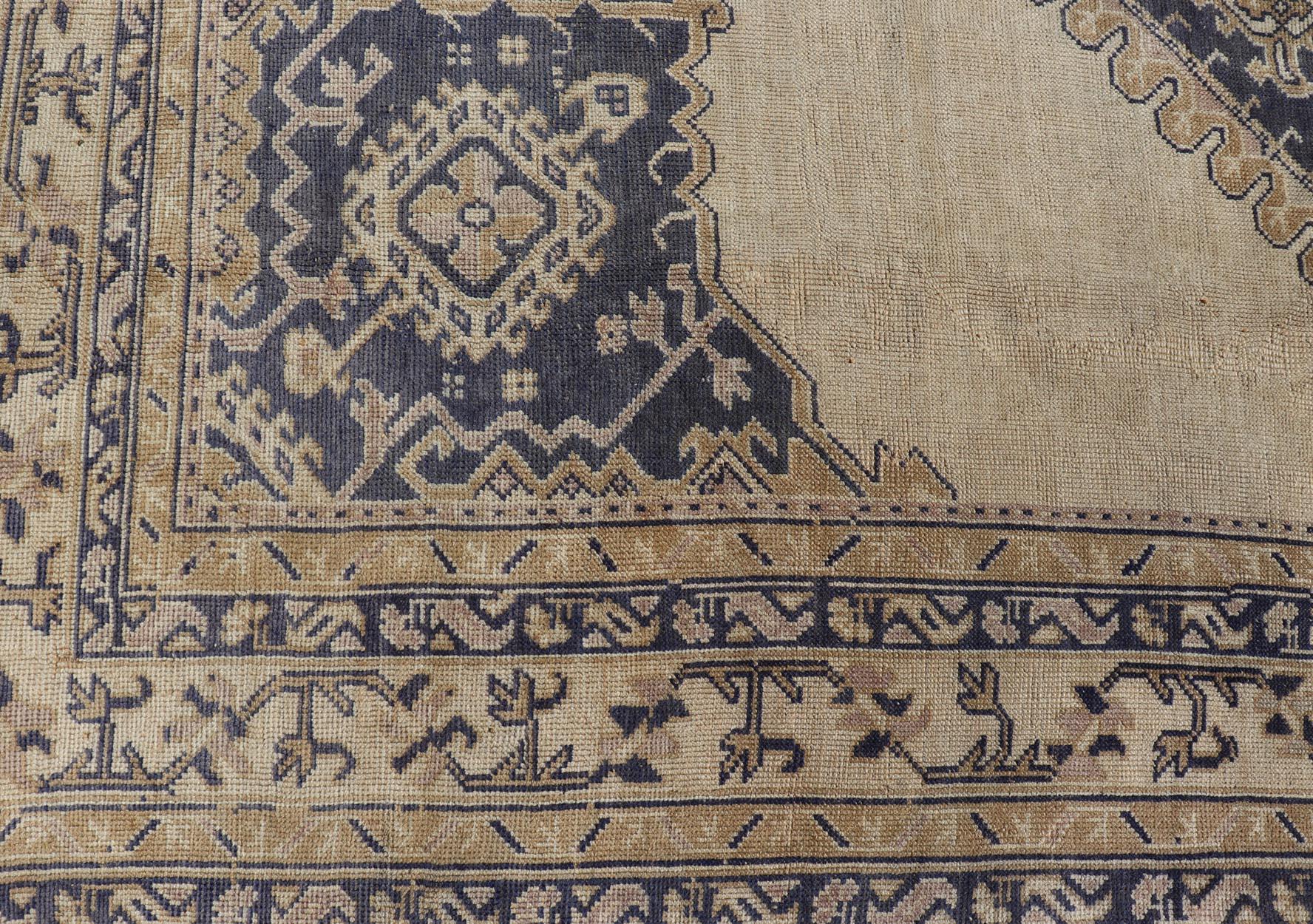 Antiker türkischer Oushak-Teppich mit elfenbeinfarbenem und tiefblauem Medaillon-Design 10'0 x 12'0 im Zustand „Gut“ im Angebot in Atlanta, GA