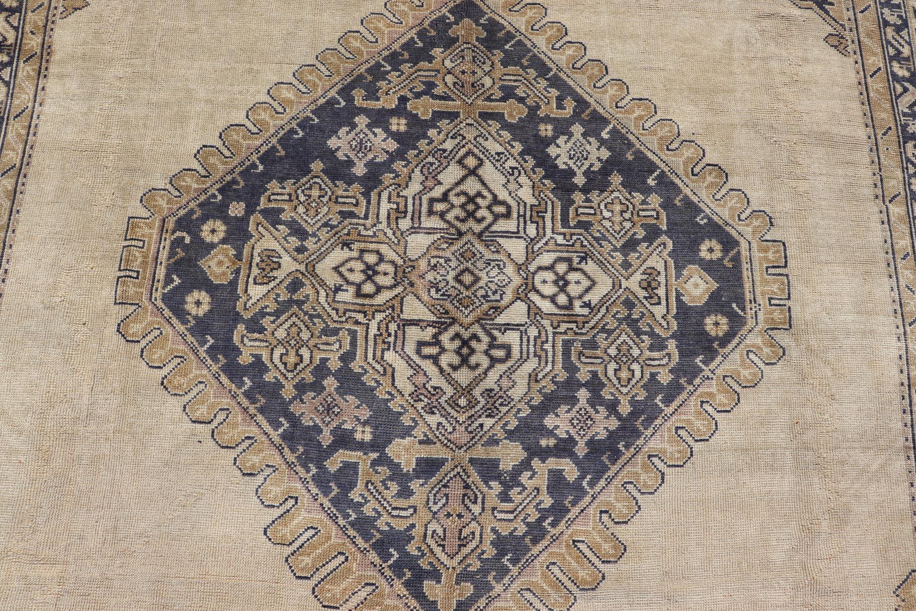 Antiker türkischer Oushak-Teppich mit elfenbeinfarbenem und tiefblauem Medaillon-Design 10'0 x 12'0 (20. Jahrhundert) im Angebot