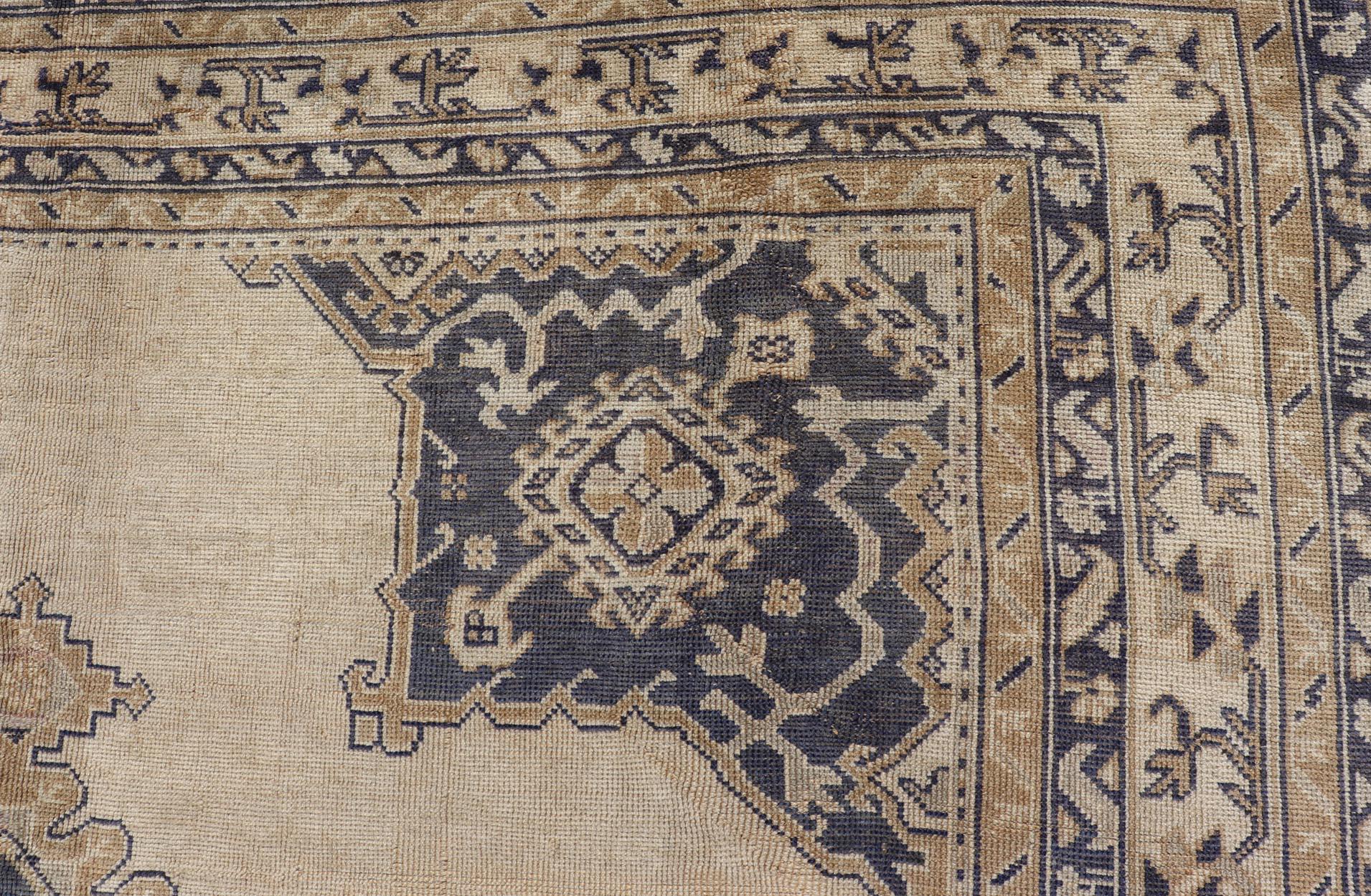 Antiker türkischer Oushak-Teppich mit elfenbeinfarbenem und tiefblauem Medaillon-Design 10'0 x 12'0 (Wolle) im Angebot
