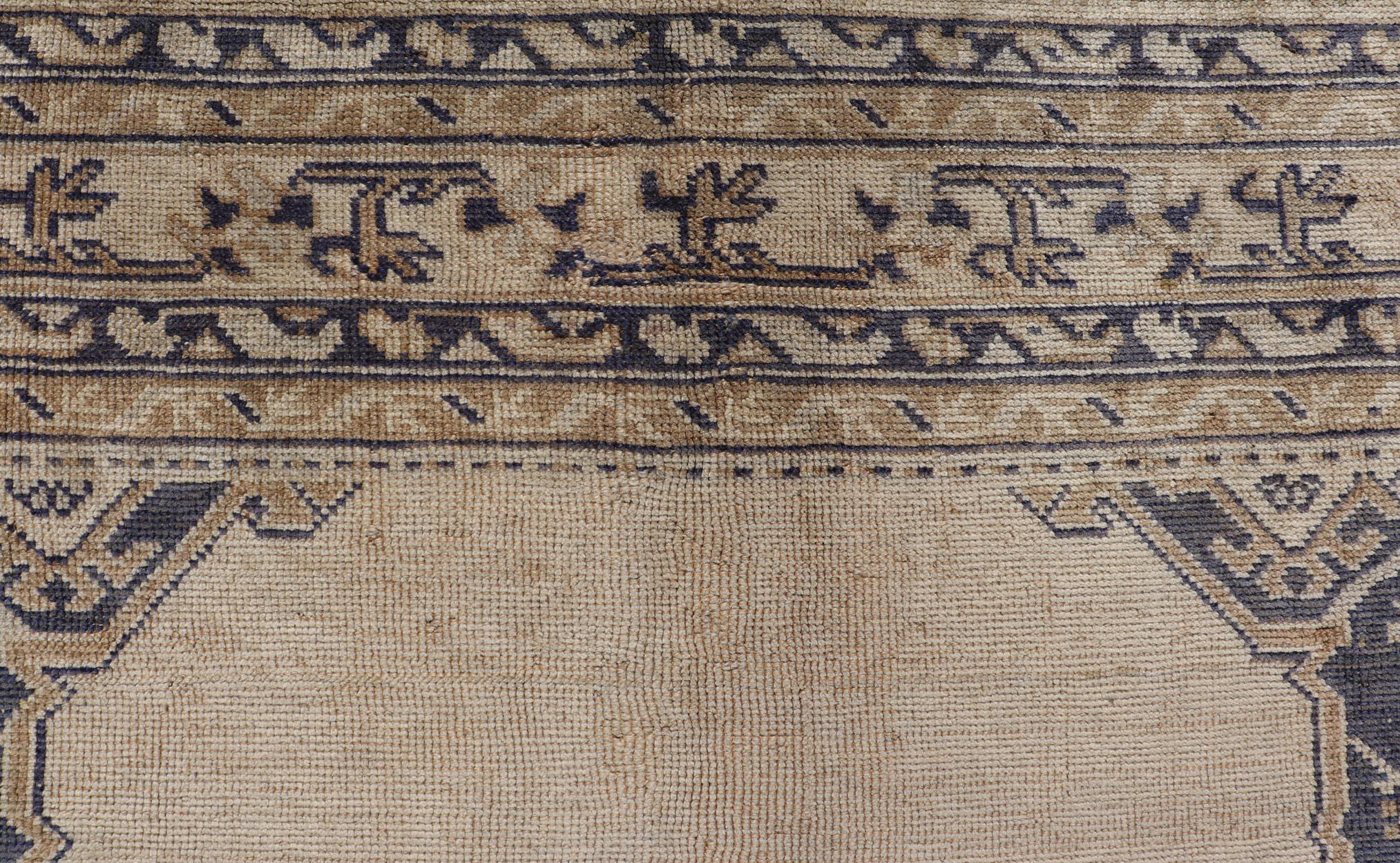 Antiker türkischer Oushak-Teppich mit elfenbeinfarbenem und tiefblauem Medaillon-Design 10'0 x 12'0 im Angebot 1