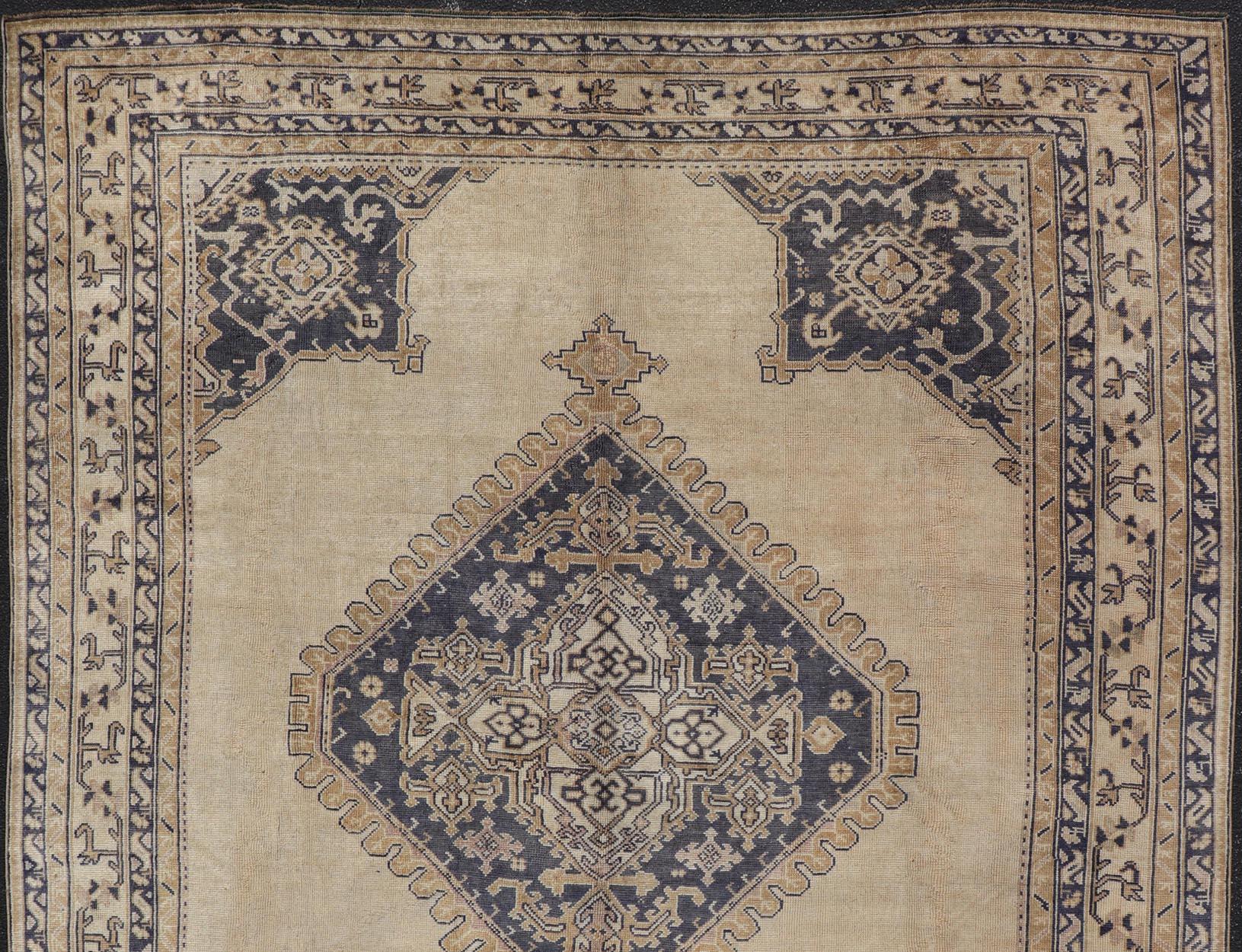 Antiker türkischer Oushak-Teppich mit elfenbeinfarbenem und tiefblauem Medaillon-Design 10'0 x 12'0 im Angebot 2