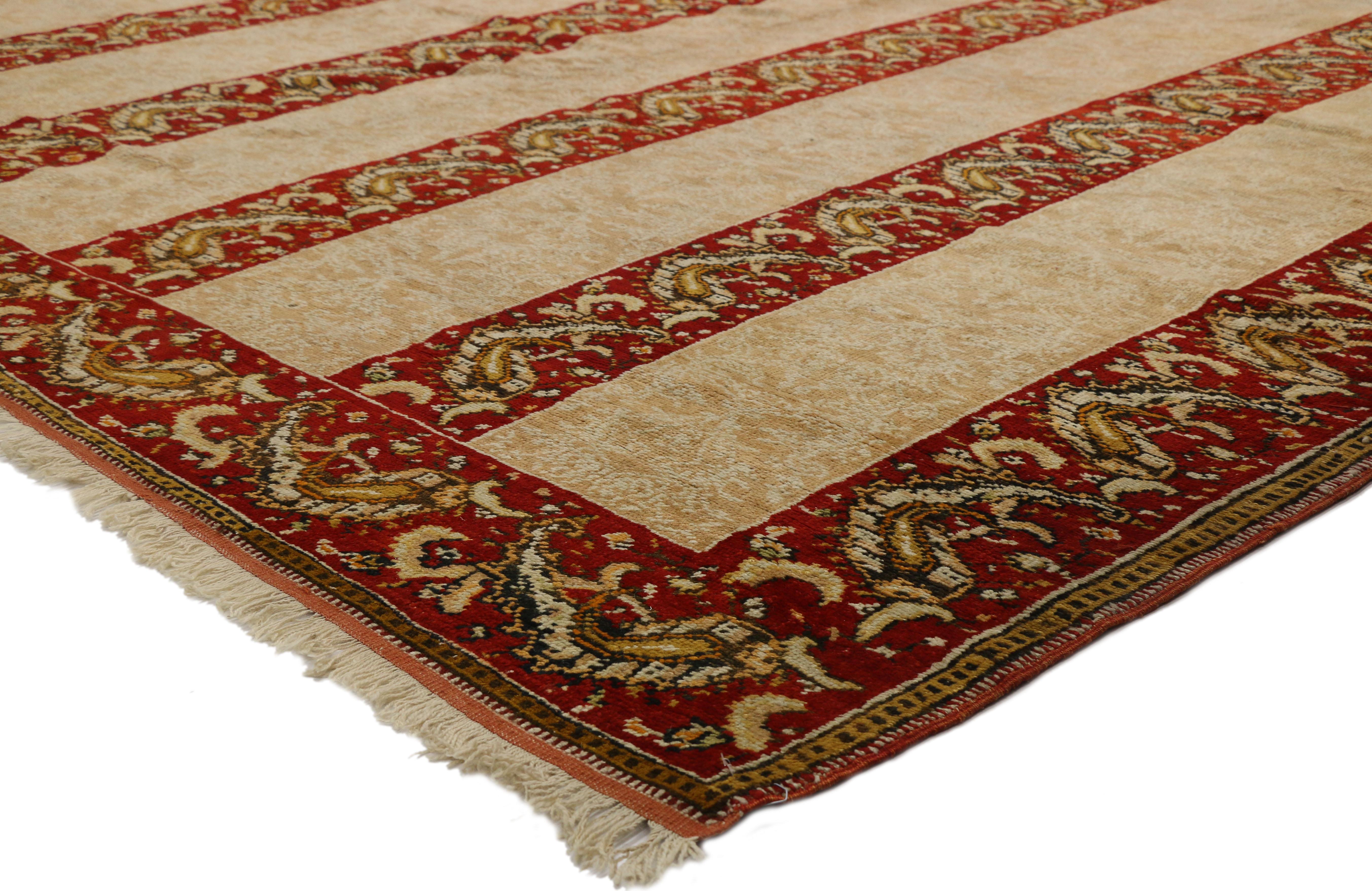 72474 Tapis ancien turc Oushak, 16'00 x 15'07. Les tapis Oushak sont originaires de la ville d'Oushak (également orthographiée Usak) dans l'ouest de l'Anatolie, en Turquie. Cette région possède une riche tradition de tissage de tapis qui remonte à