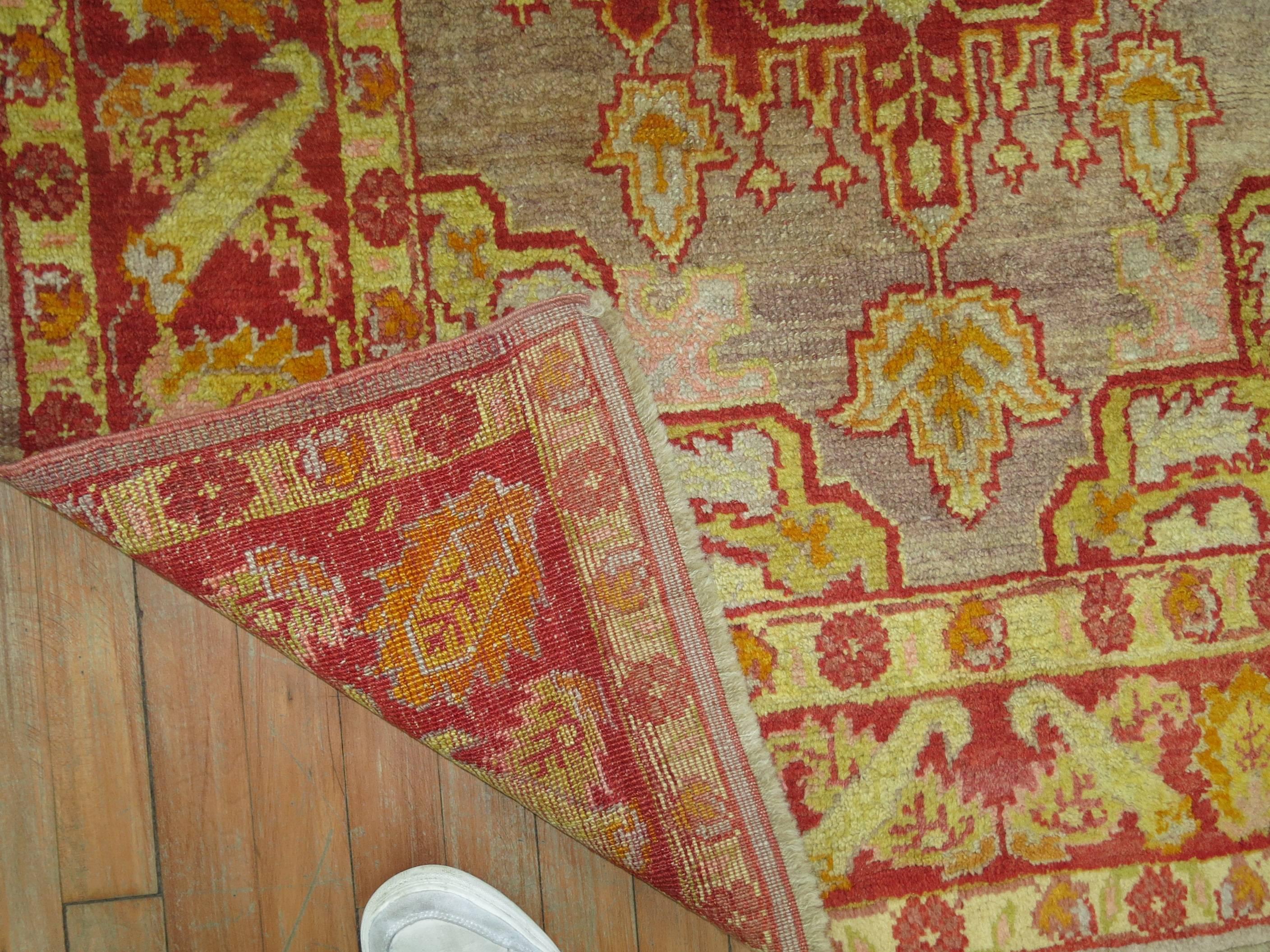 Antiker türkischer Oushak-Teppich mit Limonengrünen Akzenten (Amerikanische Klassik) im Angebot