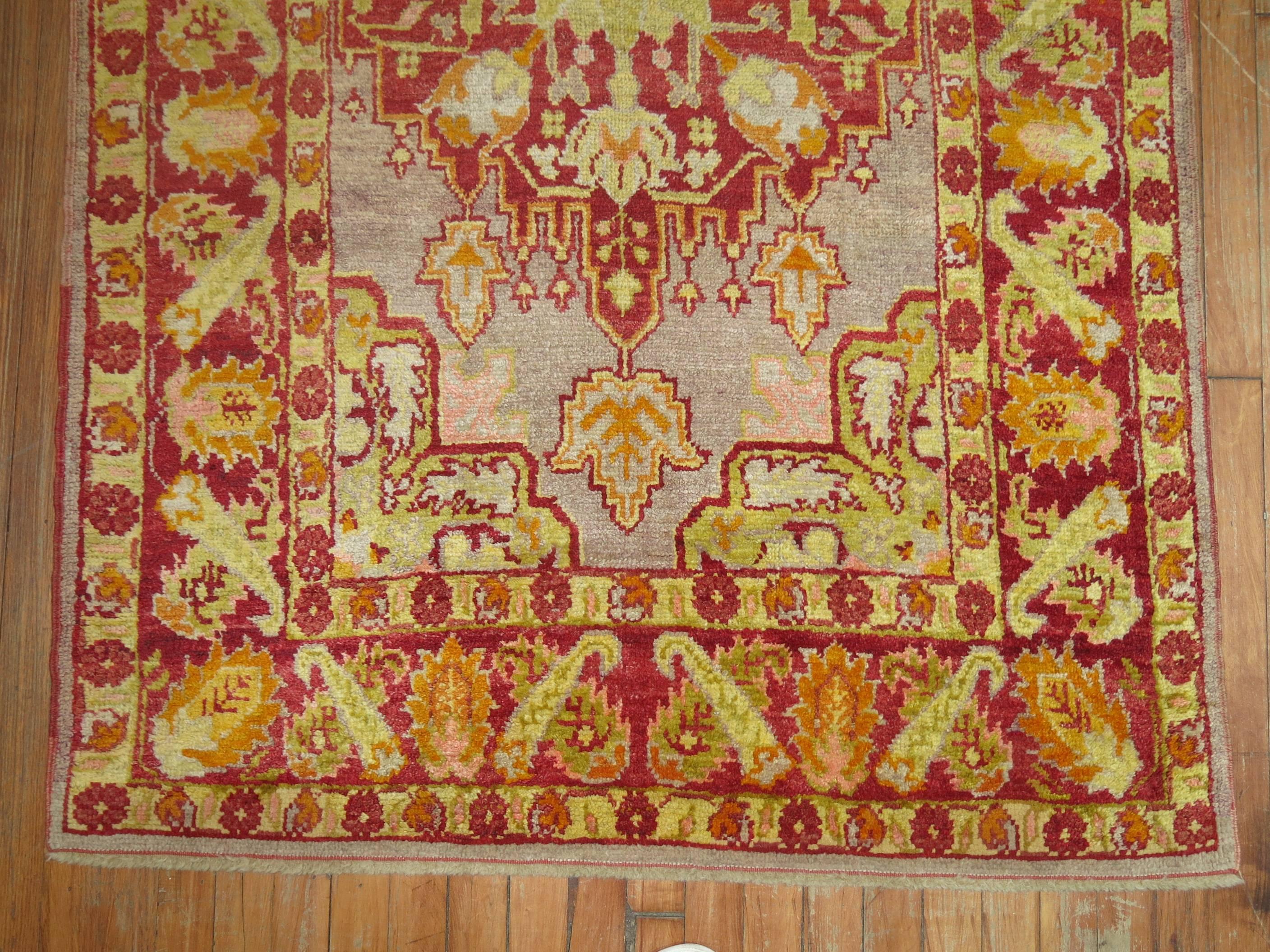 Antiker türkischer Oushak-Teppich mit Limonengrünen Akzenten (Handgewebt) im Angebot