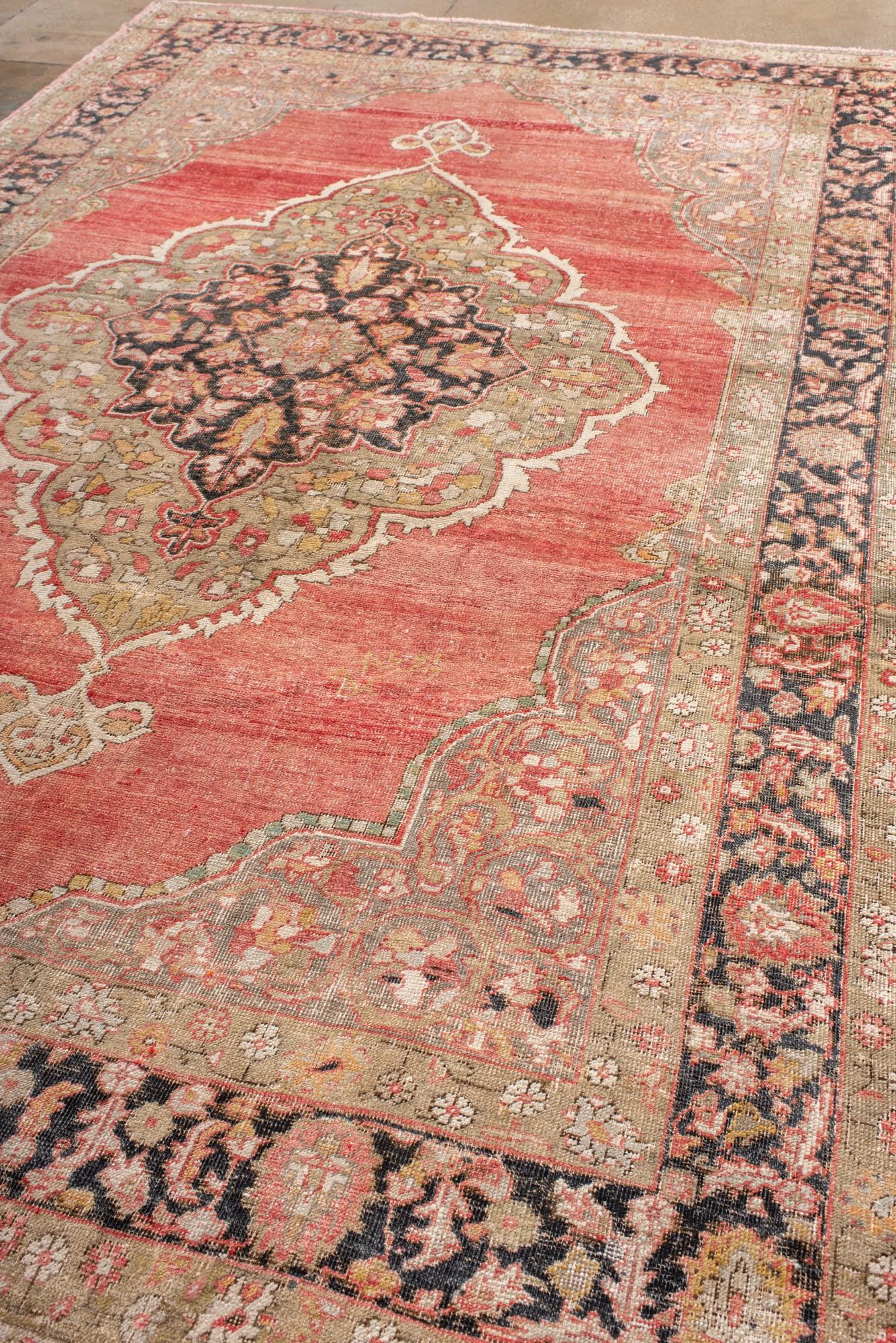 Turc Ancien tapis turc Oushak à motifs de médaillons en rouge et Sage en vente