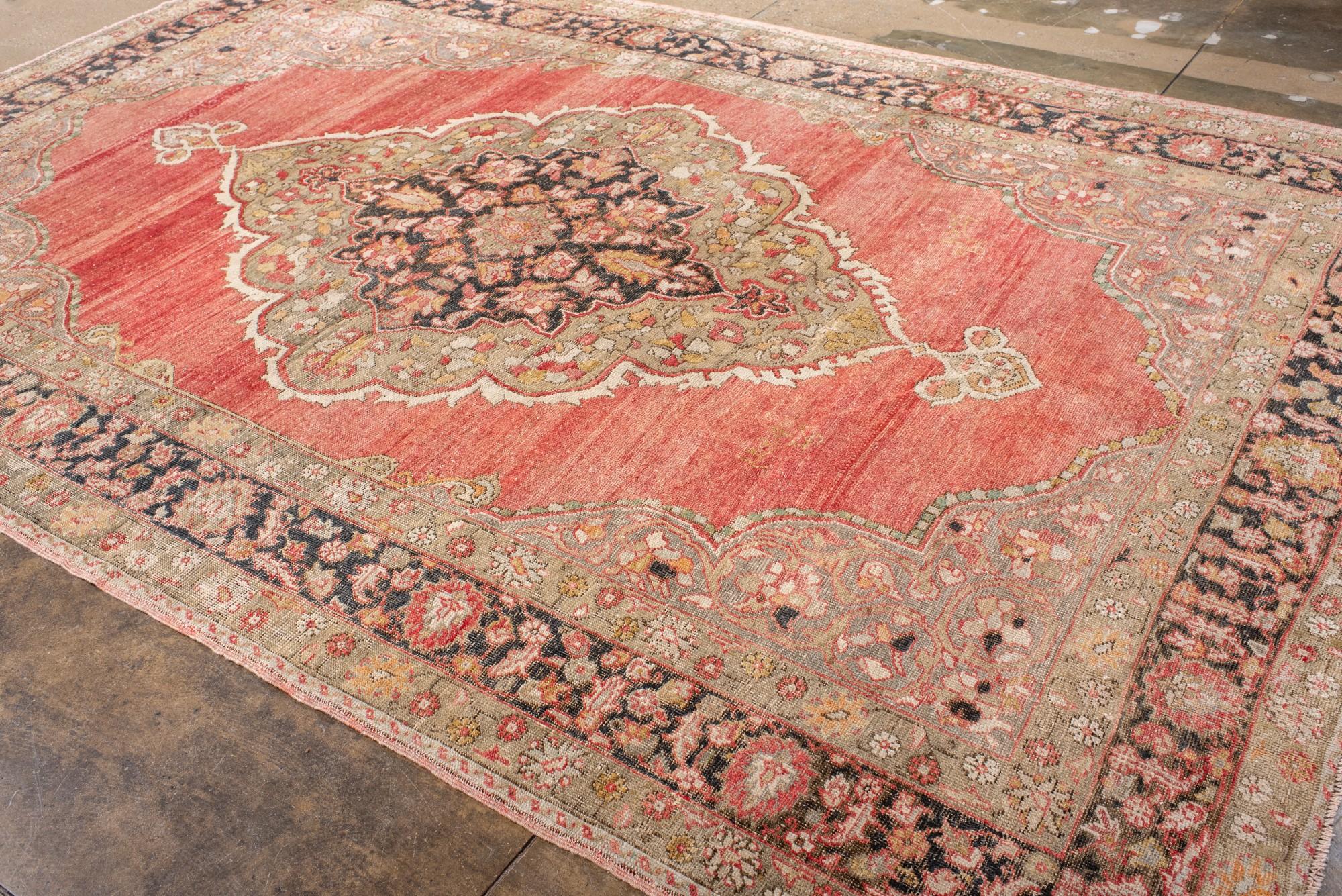 XIXe siècle Ancien tapis turc Oushak à motifs de médaillons en rouge et Sage en vente
