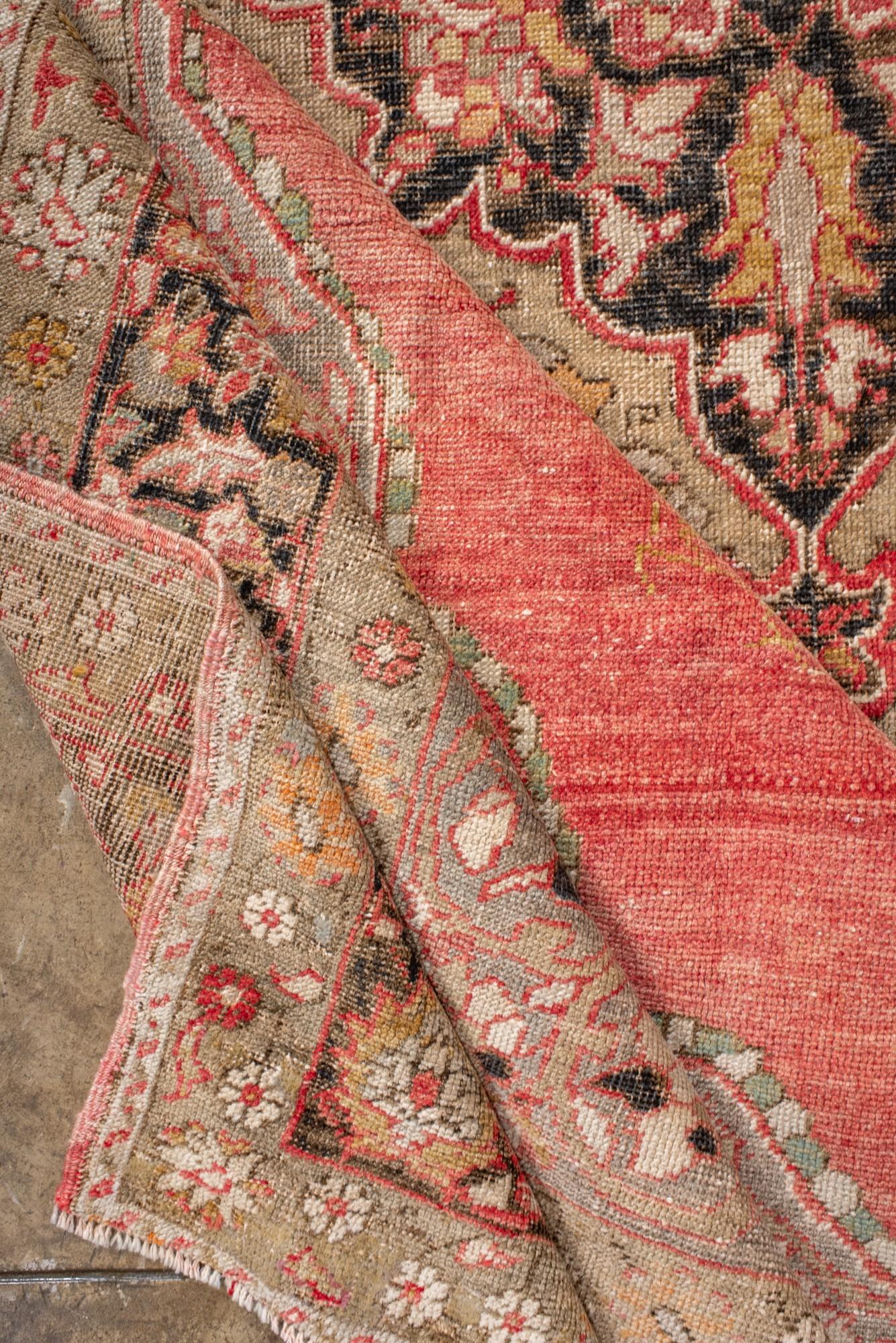 Ancien tapis turc Oushak à motifs de médaillons en rouge et Sage en vente 1