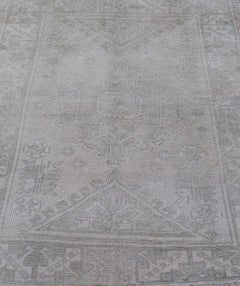 Tappeto antico turco Oushak con design a medaglione in colori tenui 4'6" x 5'6"