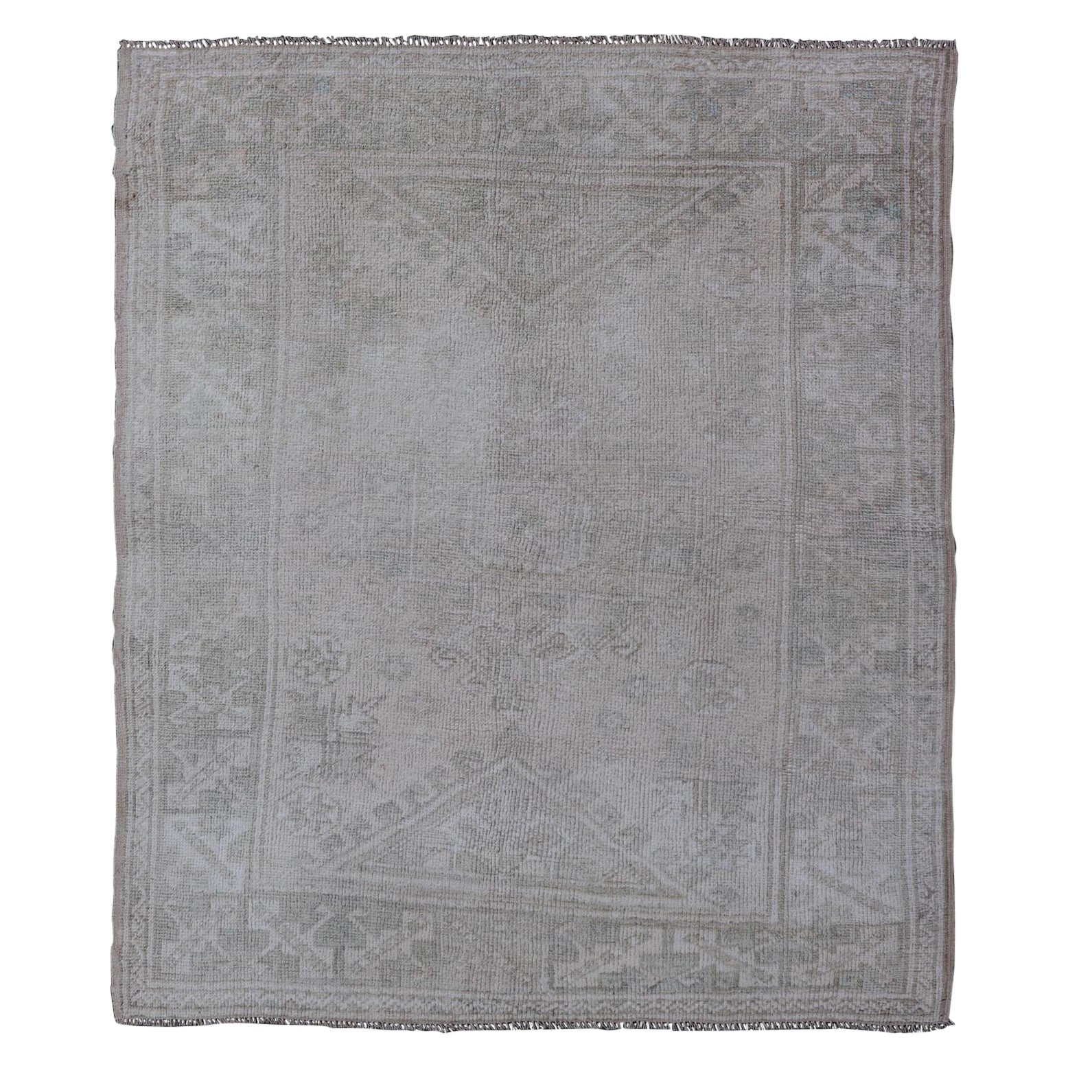 Antiker türkischer Oushak Teppich mit Medaillon Design in weichen Farben 4
6" x 5
6"