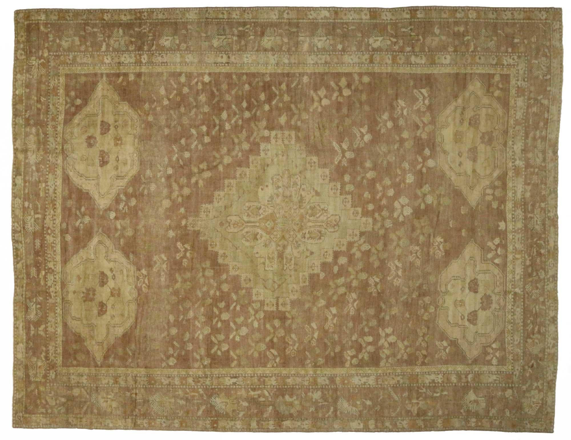 74227 Antique Turkish Oushak Rug with Modern Shaker Style 13'05 x 17'03. Avec ses teintes brunes lumineuses et ses détails ornés, ce tapis Oushak turc ancien en laine noué à la main incarne à merveille le style Shaker moderne. Le champ brun chaud