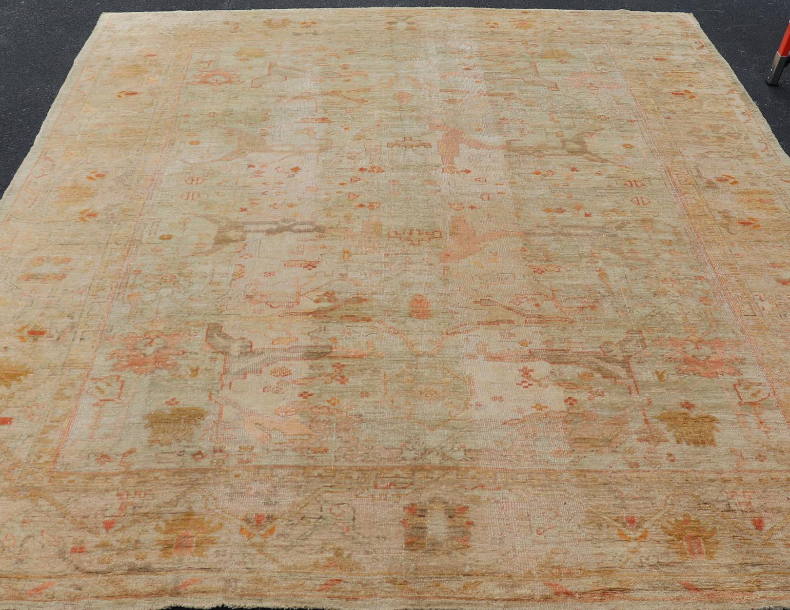 Antiker türkischer Oushak-Teppich mit pastellfarbenem Feld und subtilem Terrakotta 9'9 x 12'10 im Angebot 4