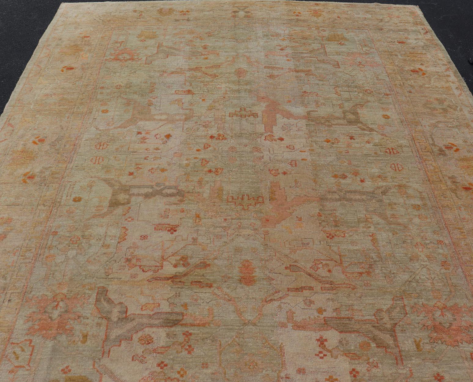 Antiker türkischer Oushak-Teppich mit pastellfarbenem Feld und subtilem Terrakotta 9'9 x 12'10 im Angebot 5