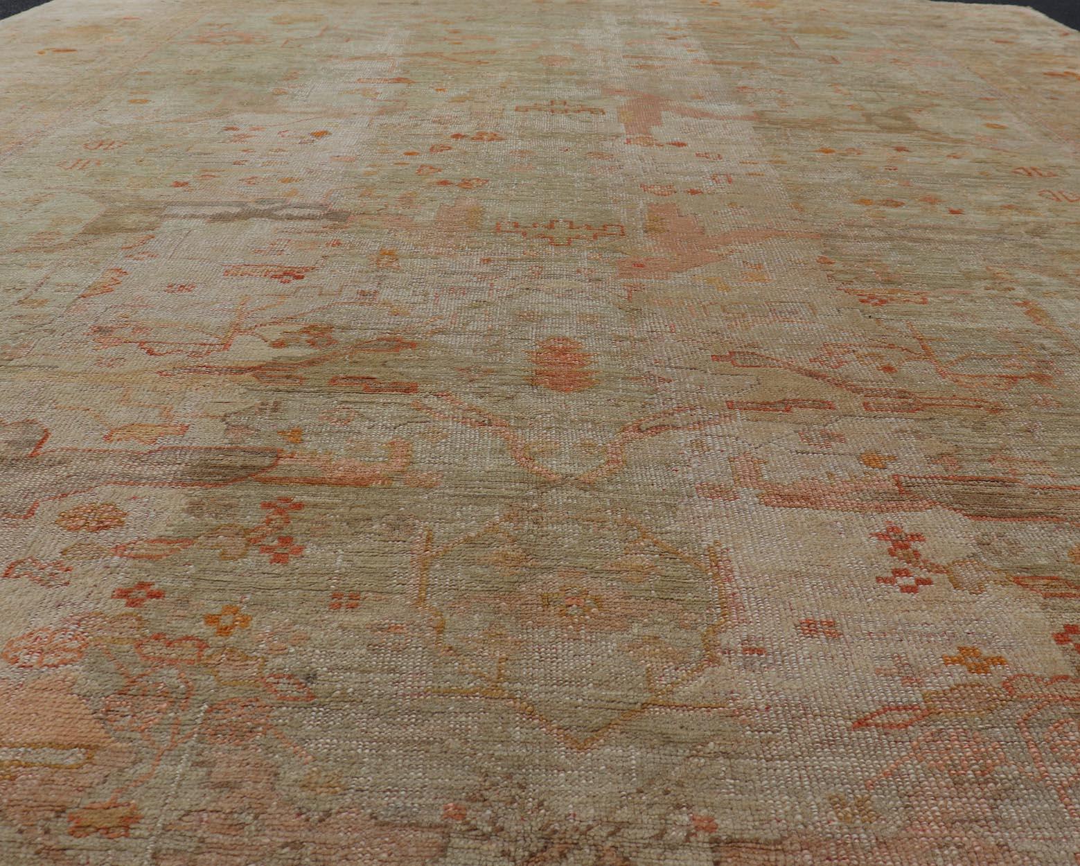 Antiker türkischer Oushak-Teppich mit pastellfarbenem Feld und subtilem Terrakotta 9'9 x 12'10 im Angebot 6