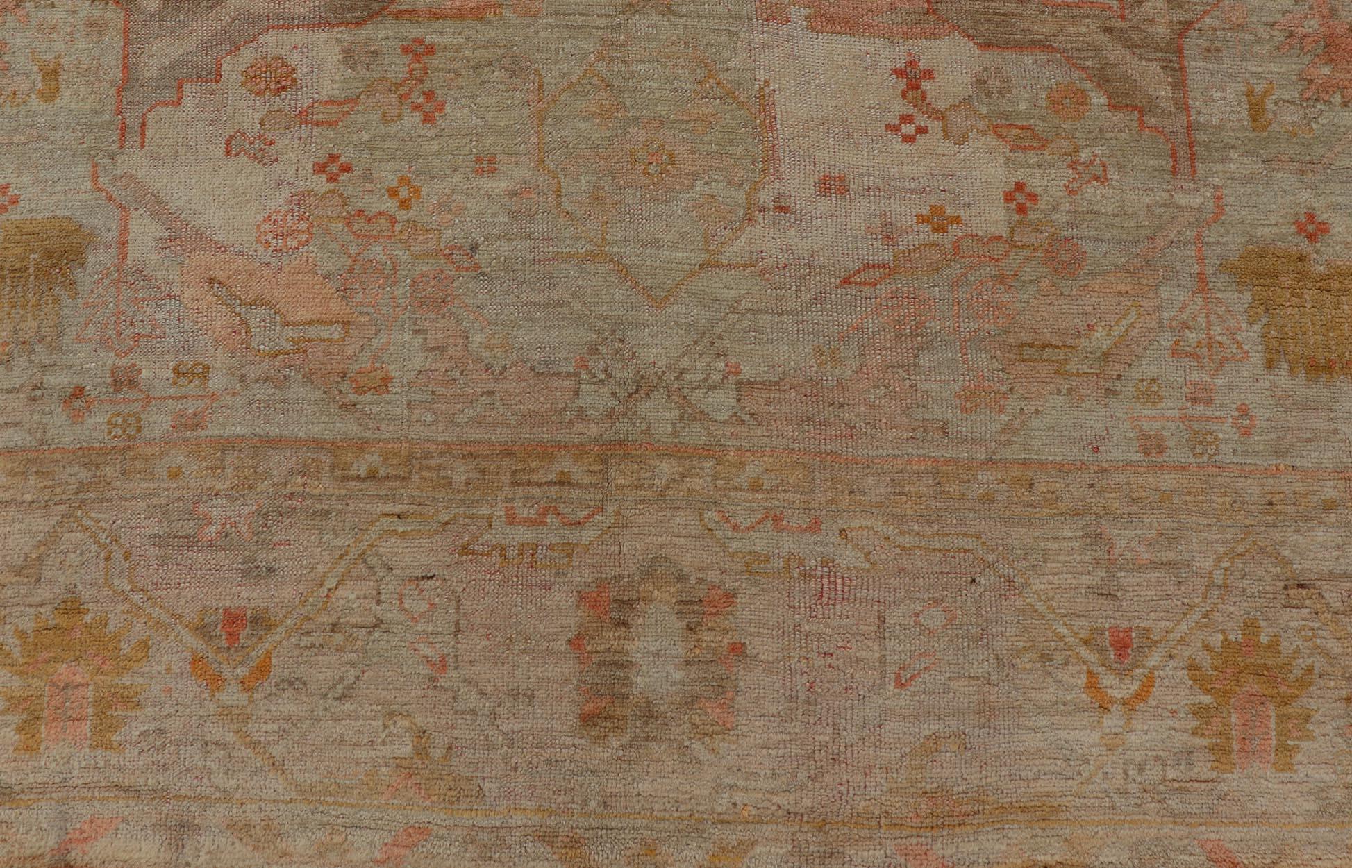 Antiker türkischer Oushak-Teppich mit pastellfarbenem Feld und subtilem Terrakotta 9'9 x 12'10 im Angebot 7