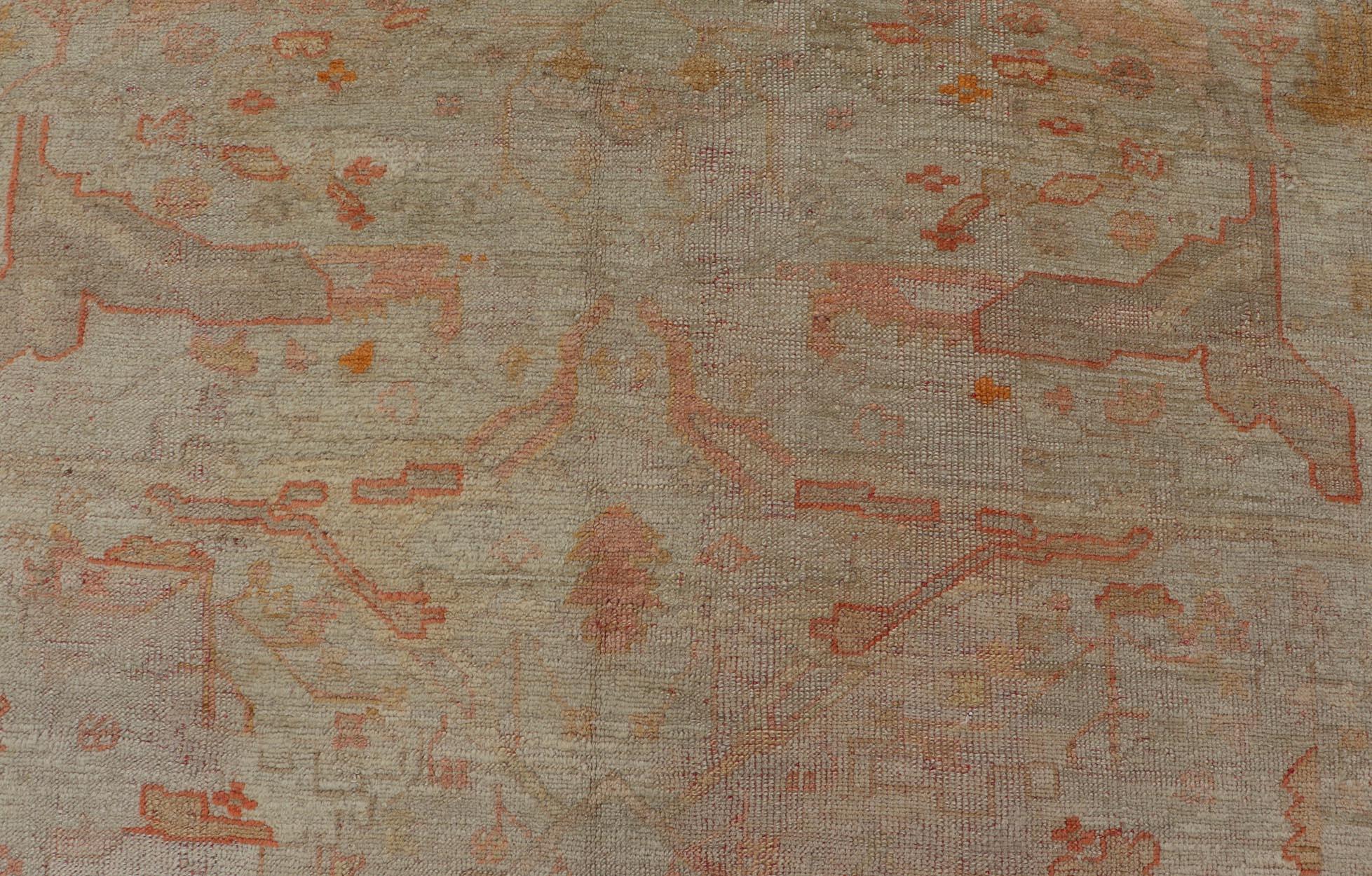 Antiker türkischer Oushak-Teppich mit pastellfarbenem Feld und subtilem Terrakotta 9'9 x 12'10 (Türkisch) im Angebot