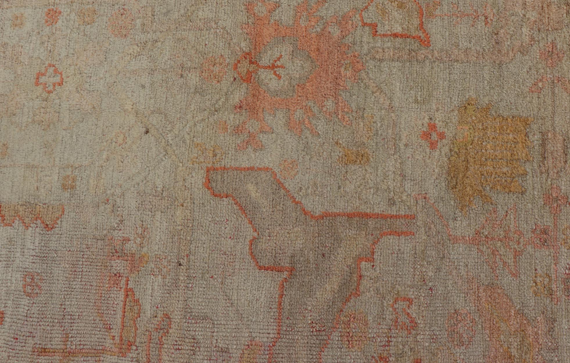 Antiker türkischer Oushak-Teppich mit pastellfarbenem Feld und subtilem Terrakotta 9'9 x 12'10 (Handgeknüpft) im Angebot