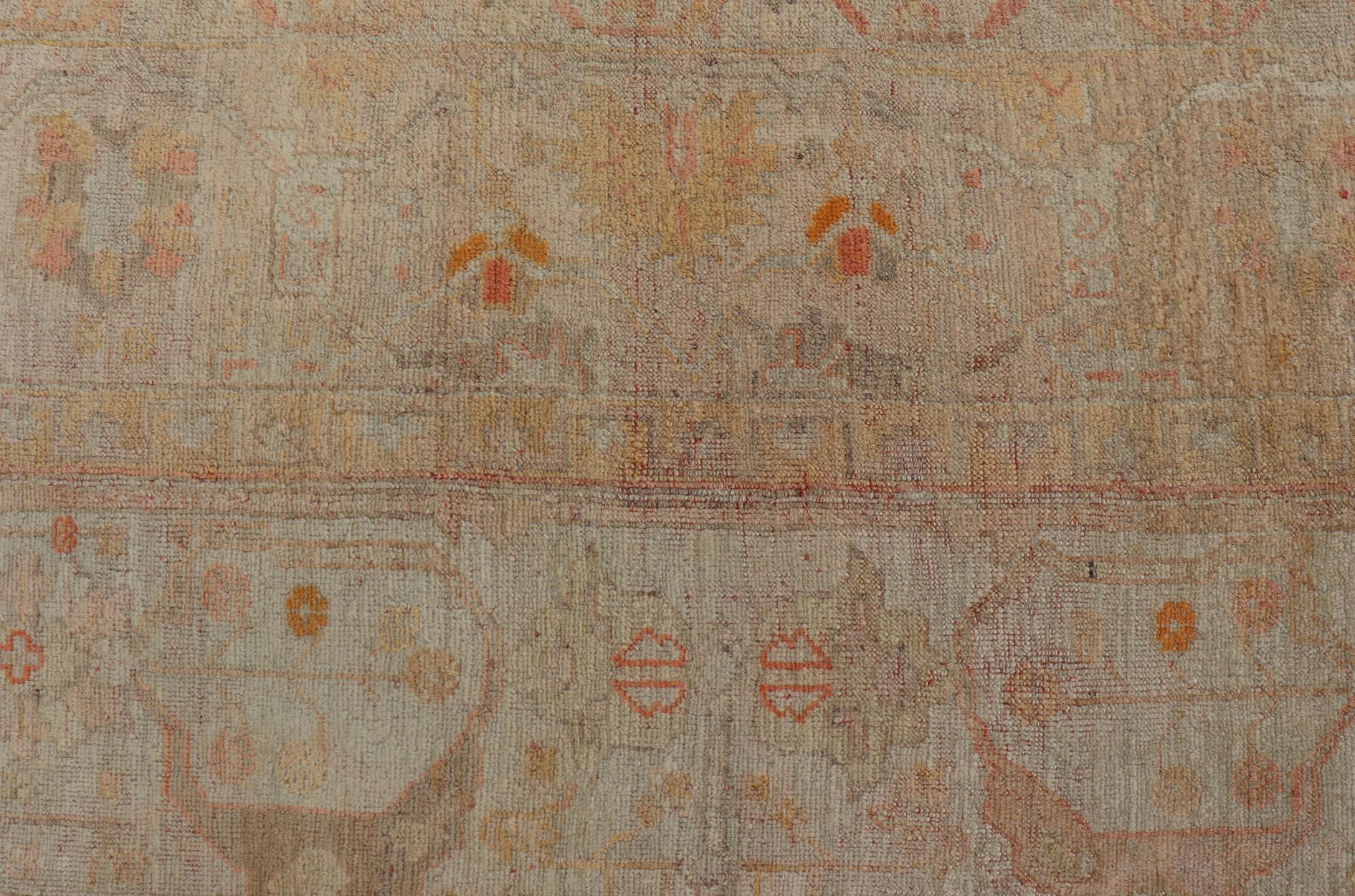 Antiker türkischer Oushak-Teppich mit pastellfarbenem Feld und subtilem Terrakotta 9'9 x 12'10 im Zustand „Gut“ im Angebot in Atlanta, GA