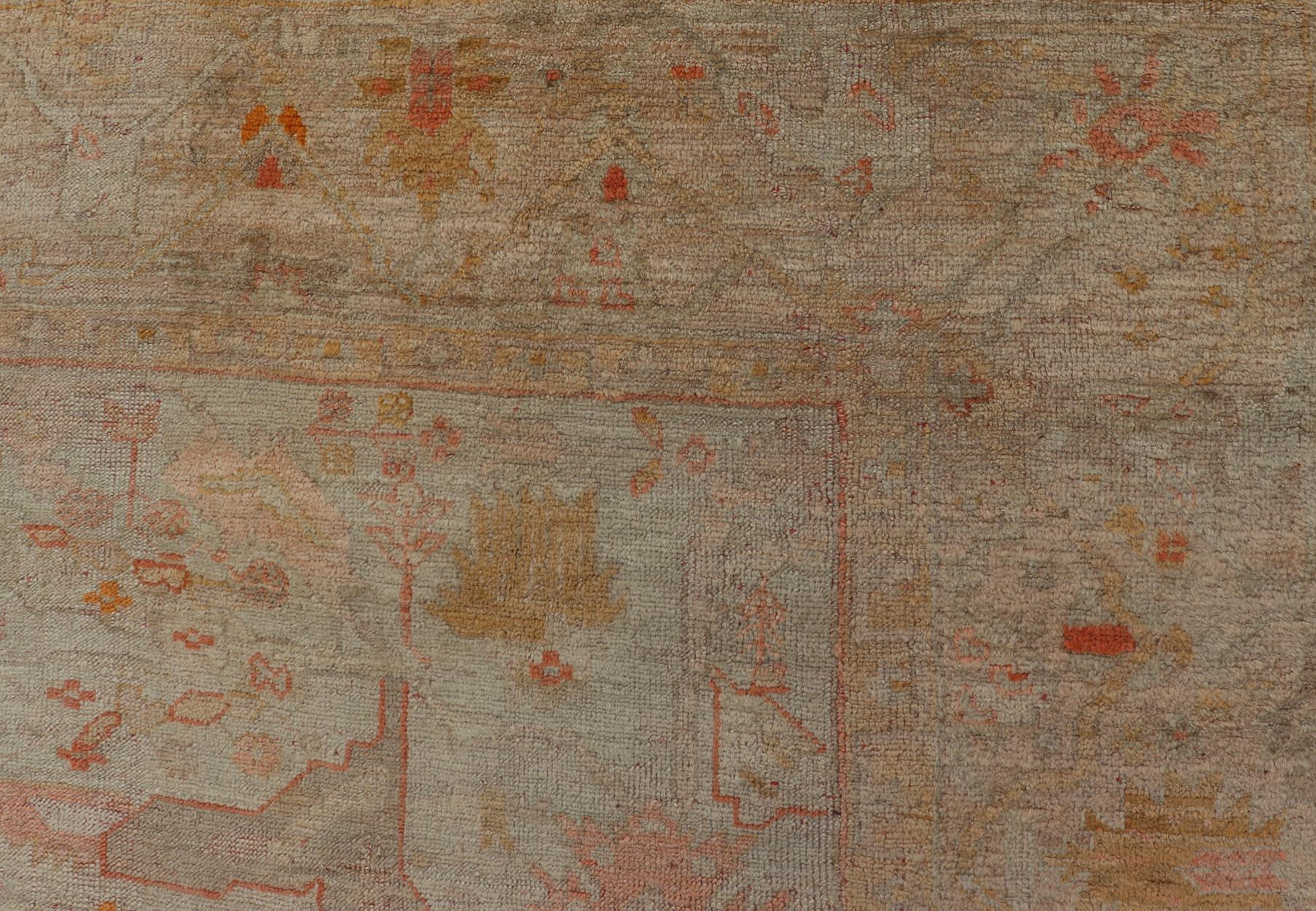Antiker türkischer Oushak-Teppich mit pastellfarbenem Feld und subtilem Terrakotta 9'9 x 12'10 (20. Jahrhundert) im Angebot