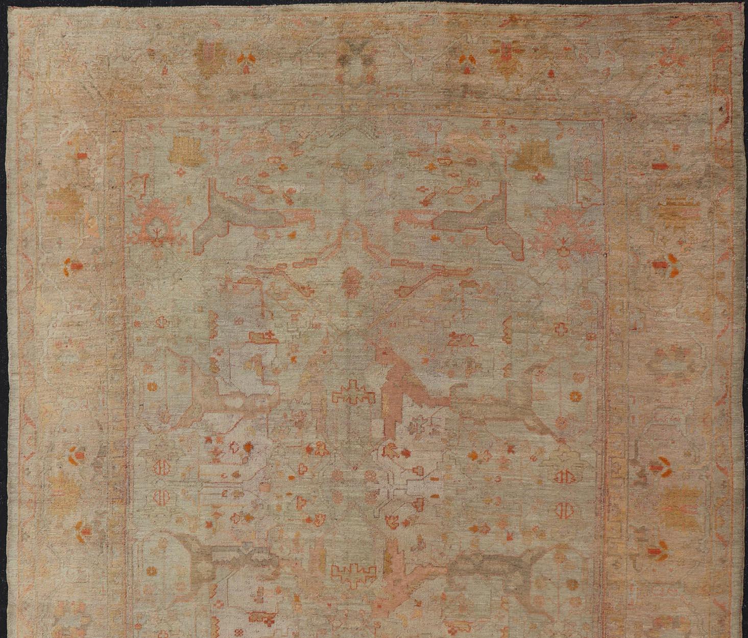Antiker türkischer Oushak-Teppich mit pastellfarbenem Feld und subtilem Terrakotta 9'9 x 12'10 (Wolle) im Angebot