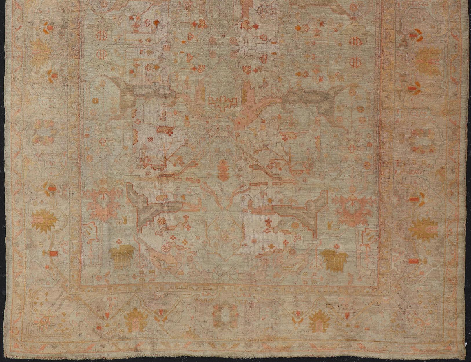 Antiker türkischer Oushak-Teppich mit pastellfarbenem Feld und subtilem Terrakotta 9'9 x 12'10 im Angebot 2