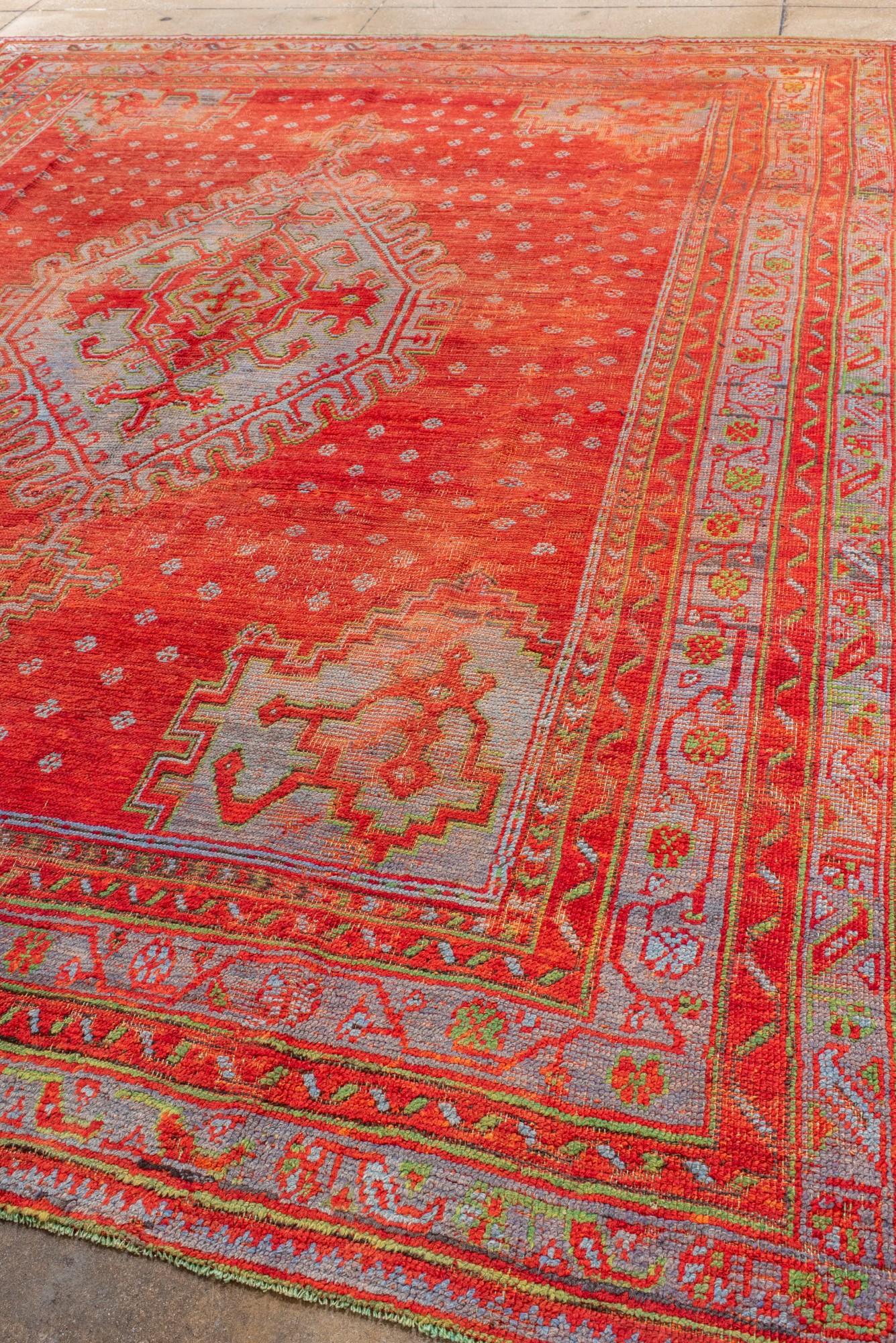 Turco Antico tappeto turco Oushak con medaglione rosso e tenui colori pastello in vendita