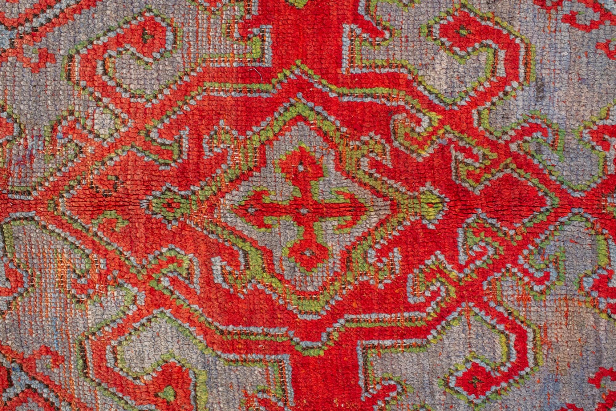 Annodato a mano Antico tappeto turco Oushak con medaglione rosso e tenui colori pastello in vendita