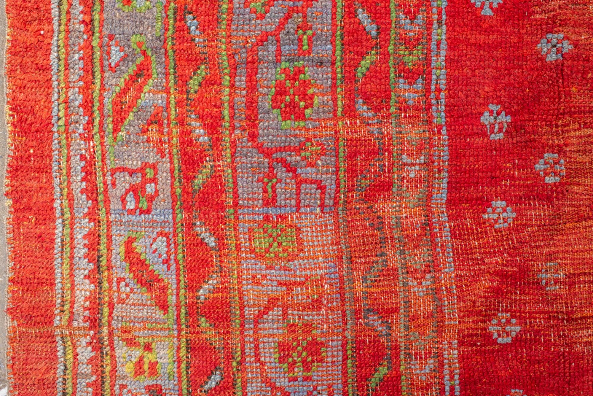 Antico tappeto turco Oushak con medaglione rosso e tenui colori pastello In condizioni buone in vendita a New York, NY