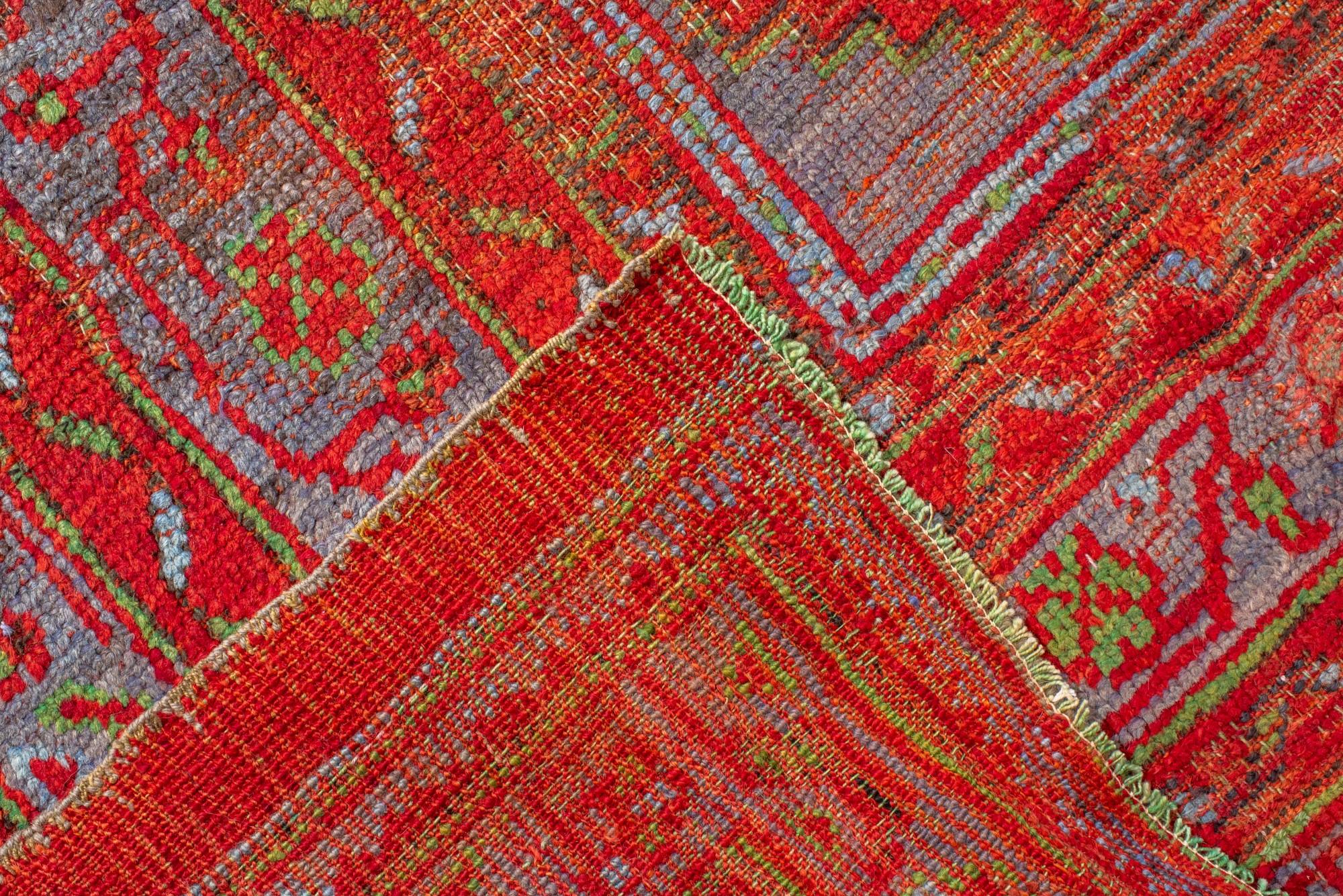 XX secolo Antico tappeto turco Oushak con medaglione rosso e tenui colori pastello in vendita