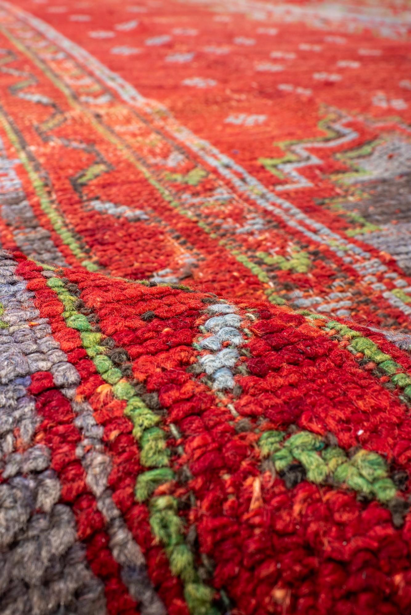 Lana Antico tappeto turco Oushak con medaglione rosso e tenui colori pastello in vendita