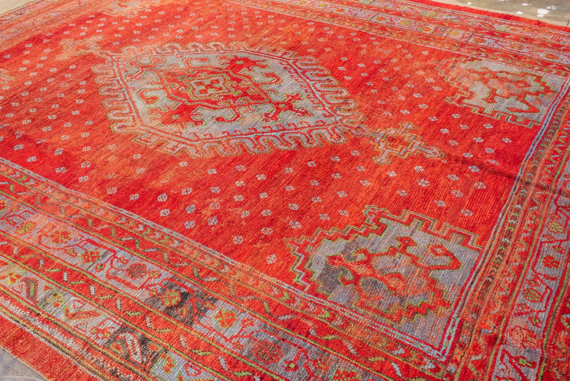 Antico tappeto turco Oushak con medaglione rosso e tenui colori pastello in vendita 1